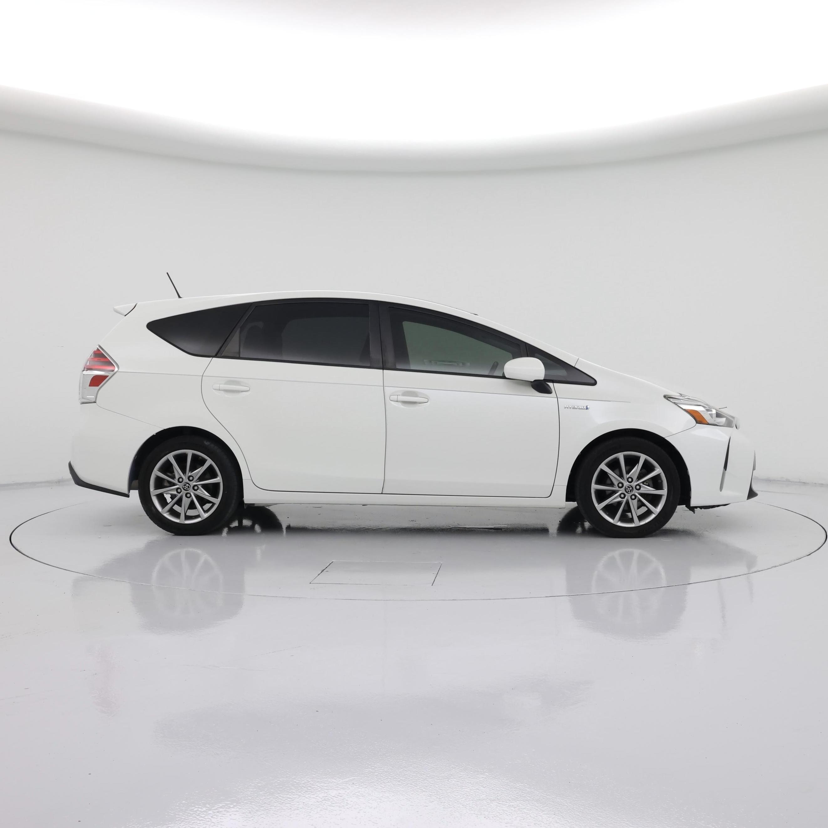Thumbnail: 2017 Toyota Prius v - 7