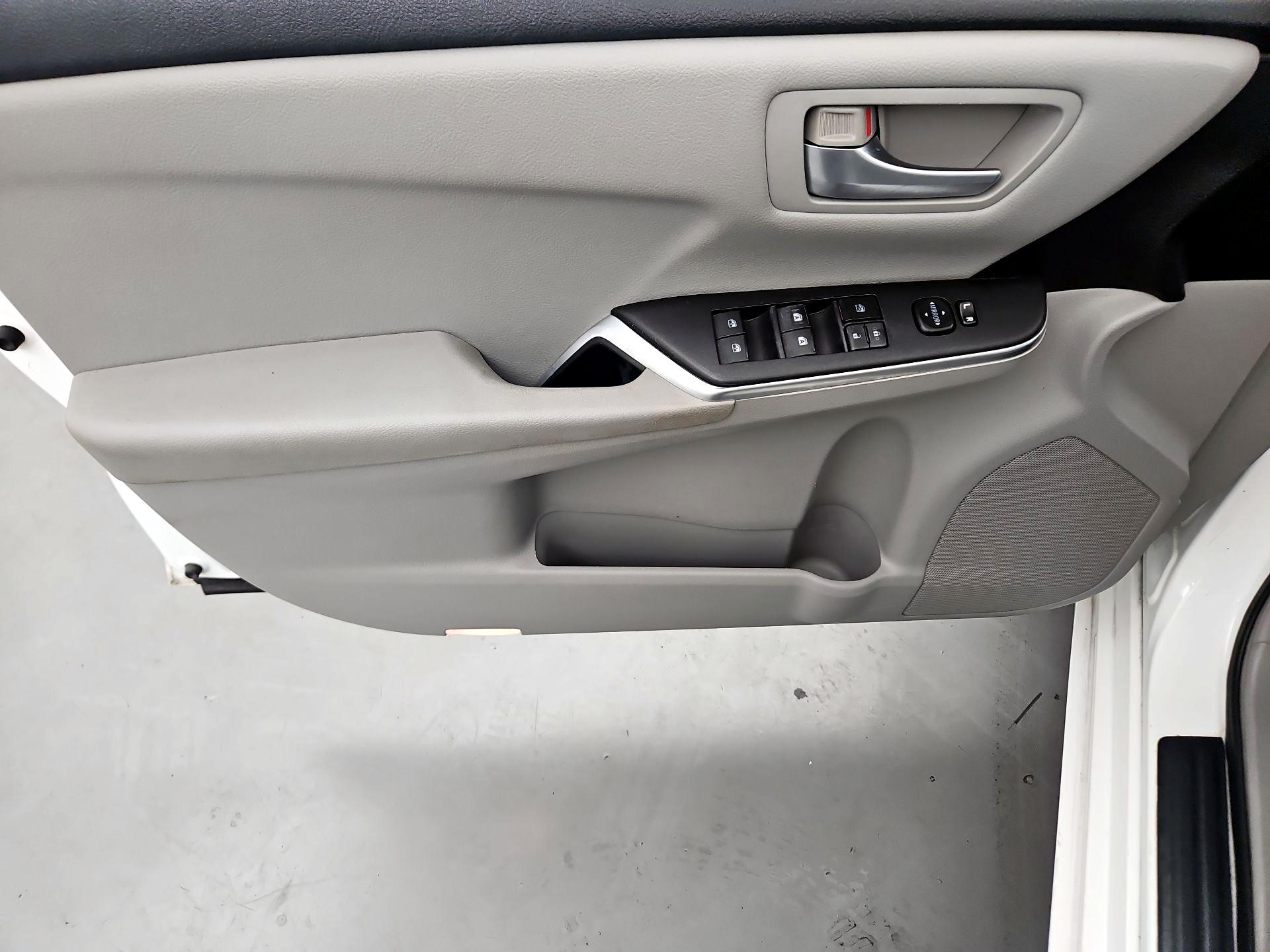 Thumbnail: 2016 Toyota Camry - 12
