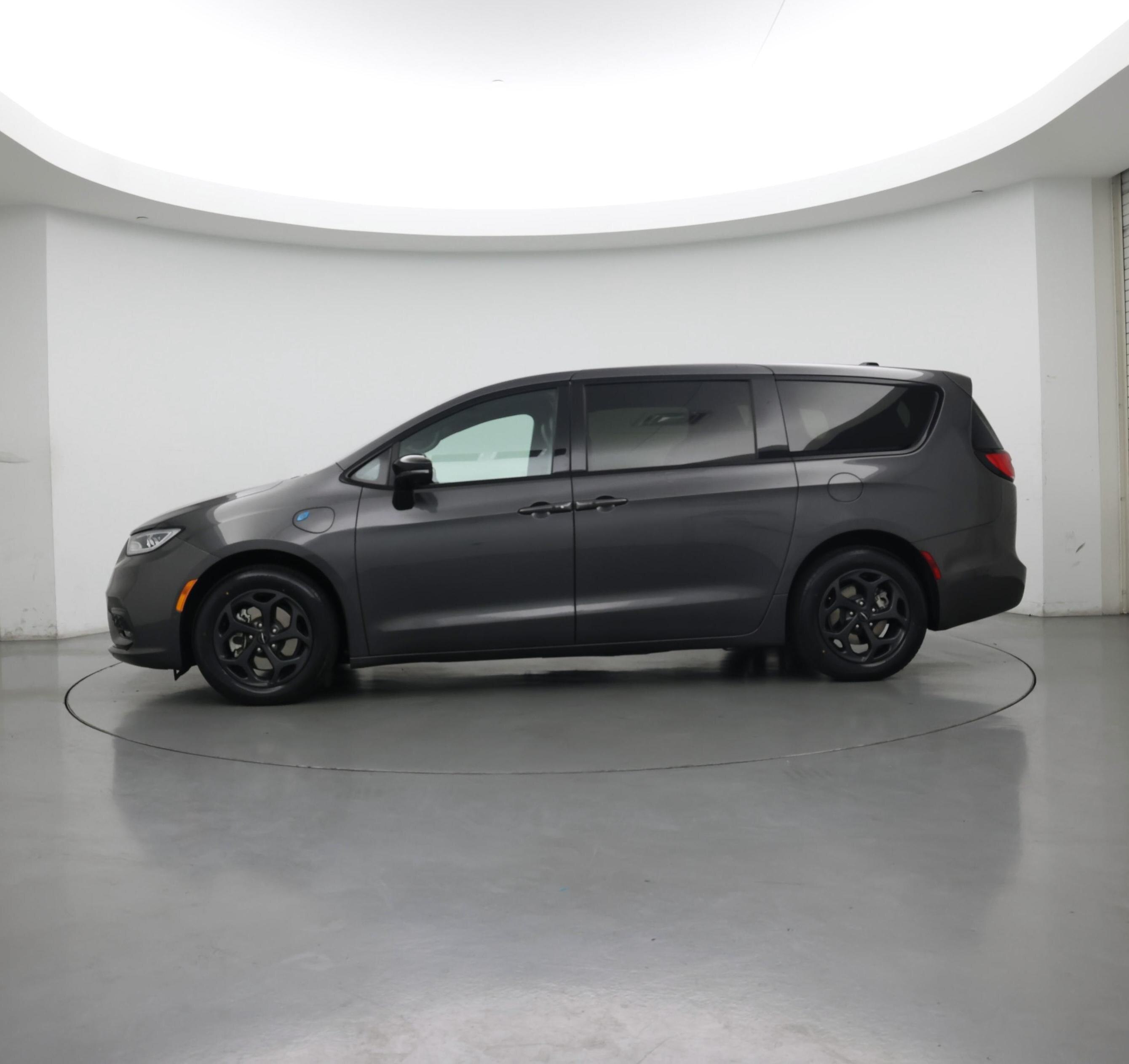Thumbnail: 2023 Chrysler Pacifica - 3