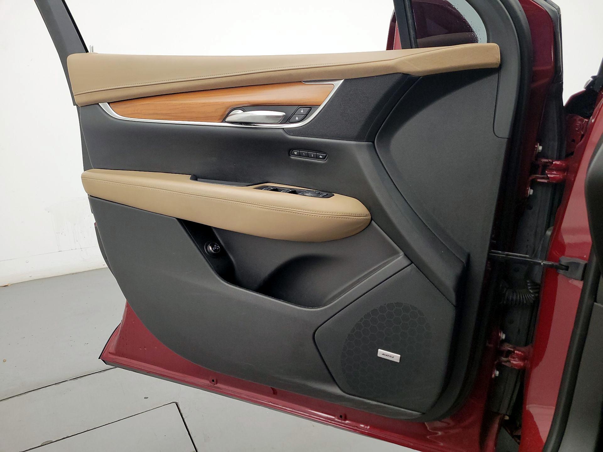 Thumbnail: 2017 Cadillac XT5 - 12