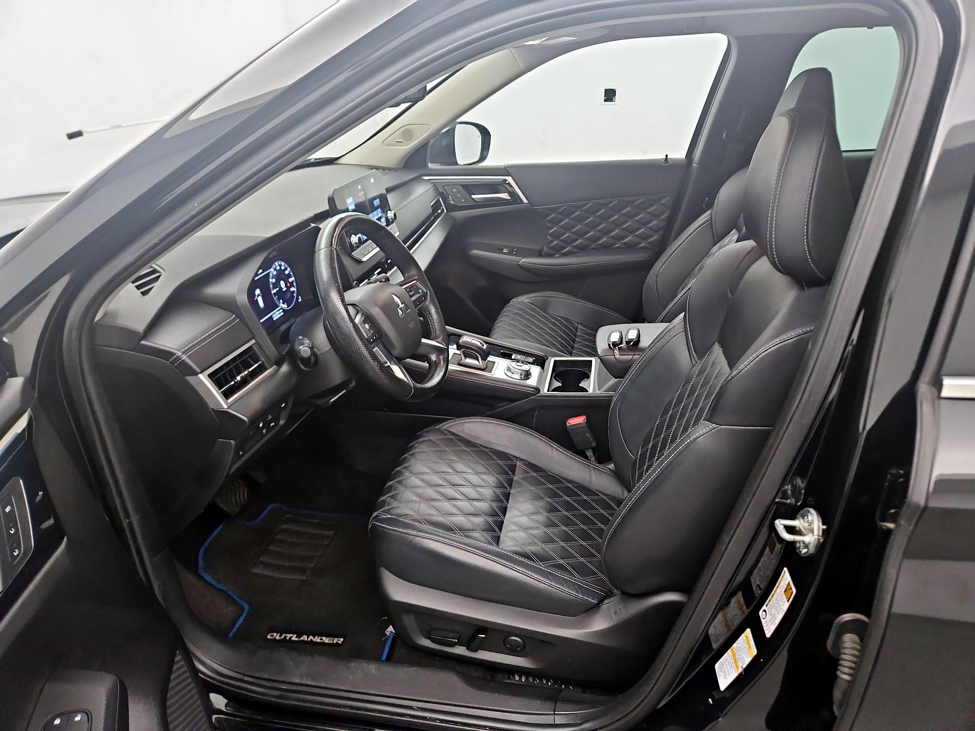 Thumbnail: 2023 Mitsubishi Outlander - 11