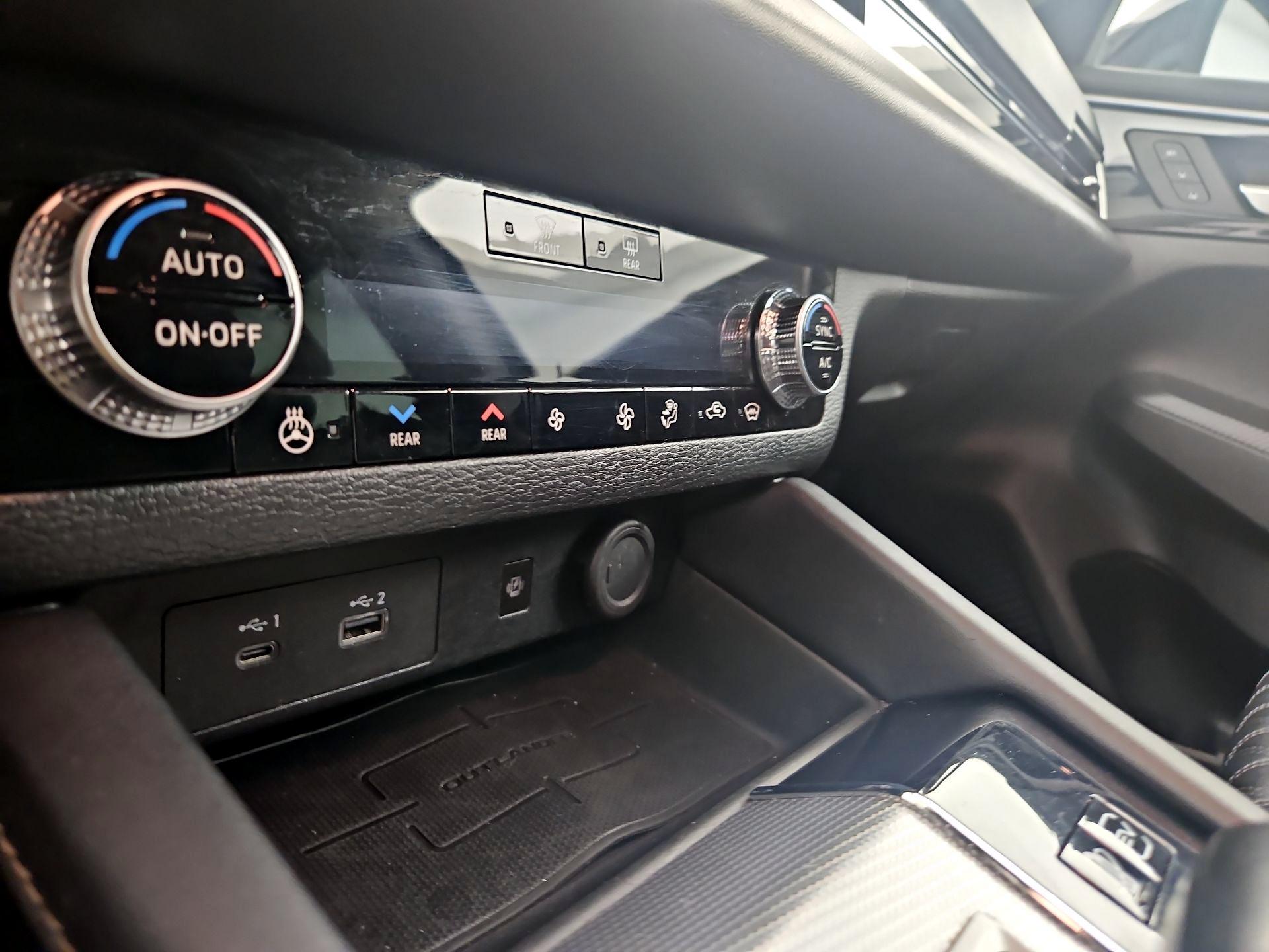 Thumbnail: 2023 Mitsubishi Outlander - 15