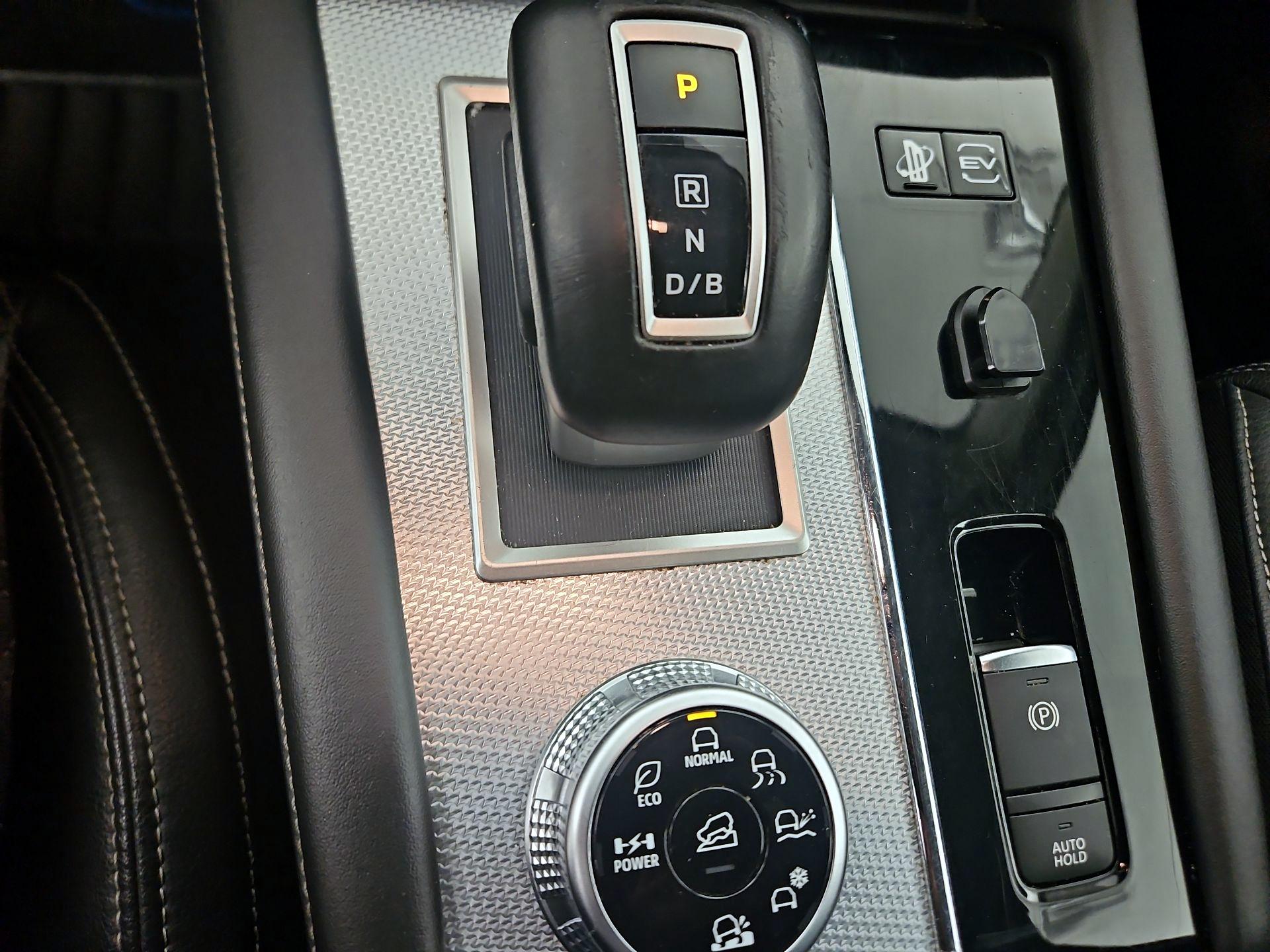 Thumbnail: 2023 Mitsubishi Outlander - 16