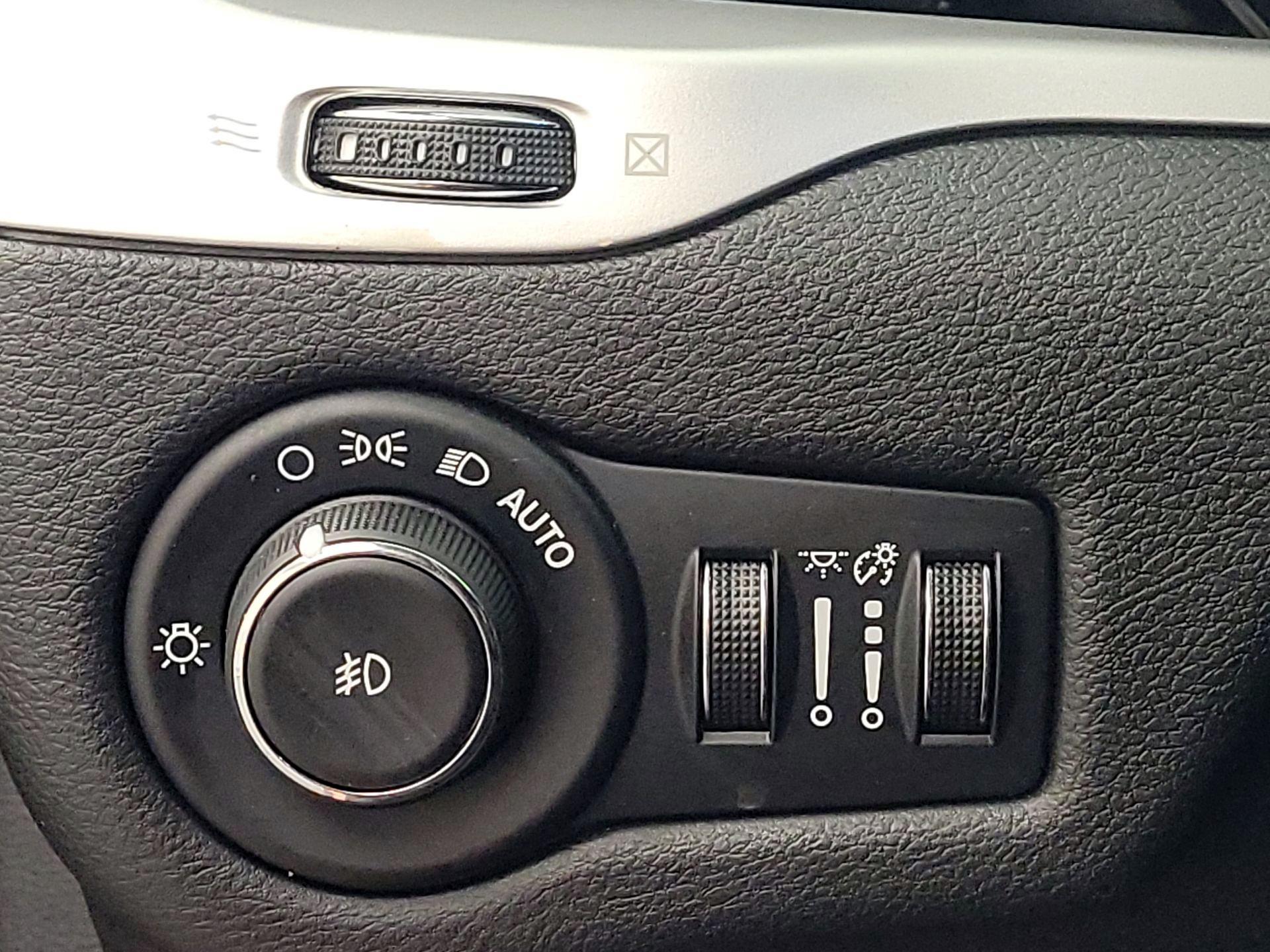 Thumbnail: 2016 Jeep Cherokee - 13