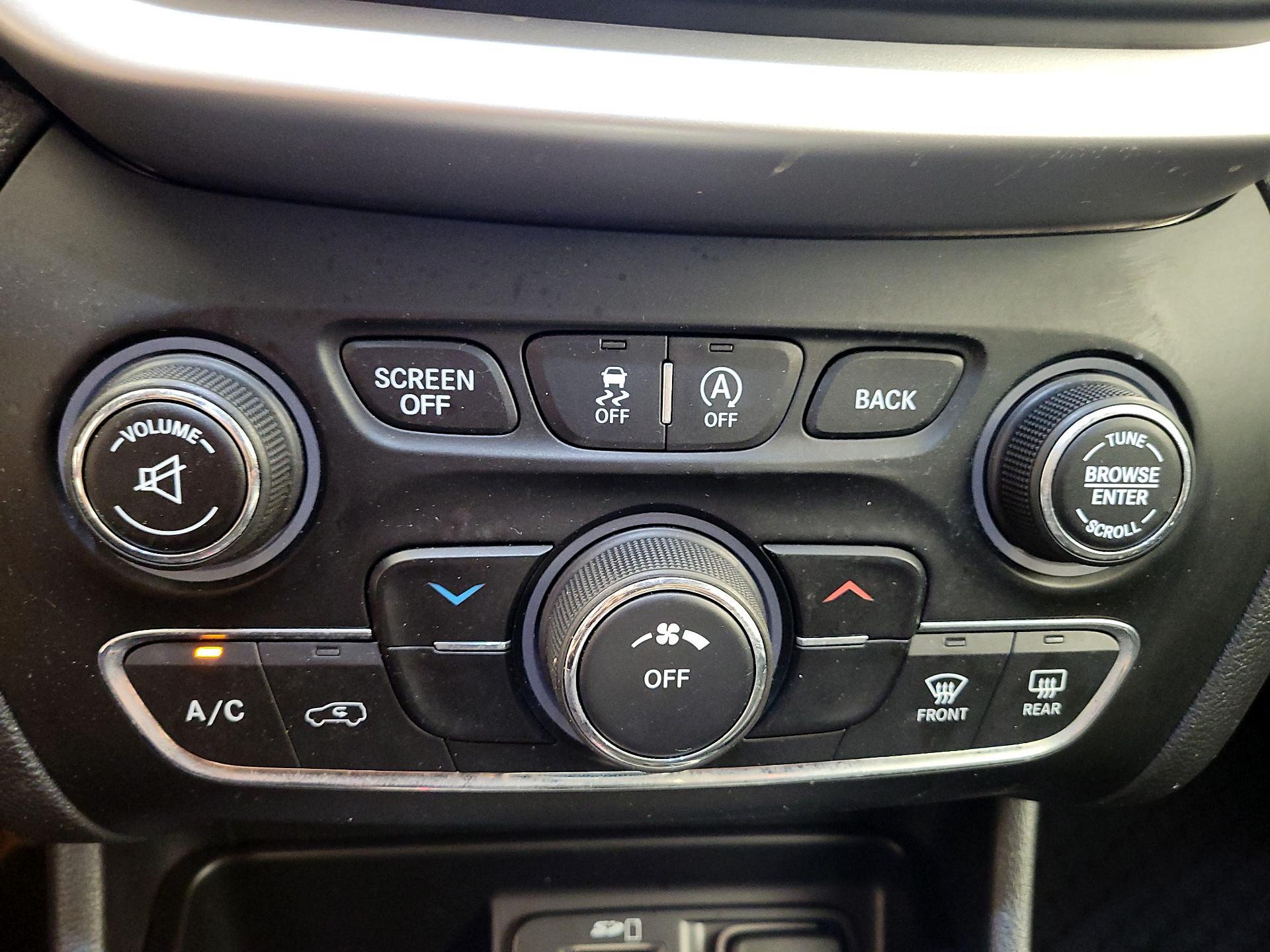 Thumbnail: 2016 Jeep Cherokee - 16