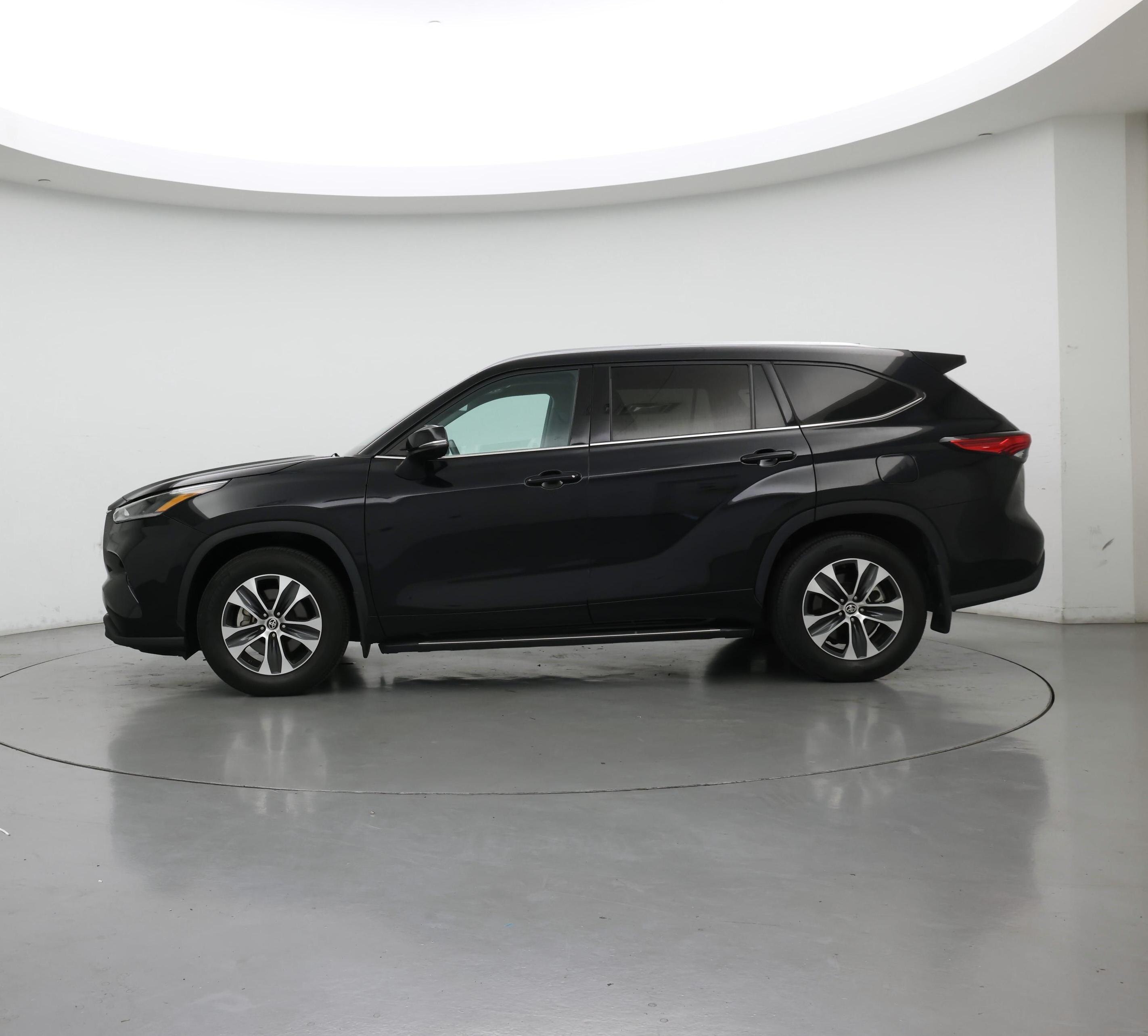 Thumbnail: 2021 Toyota Highlander - 3