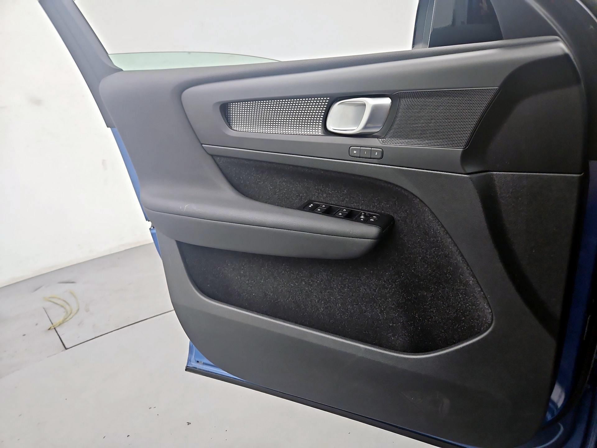 Thumbnail: 2021 Volvo XC40 - 12