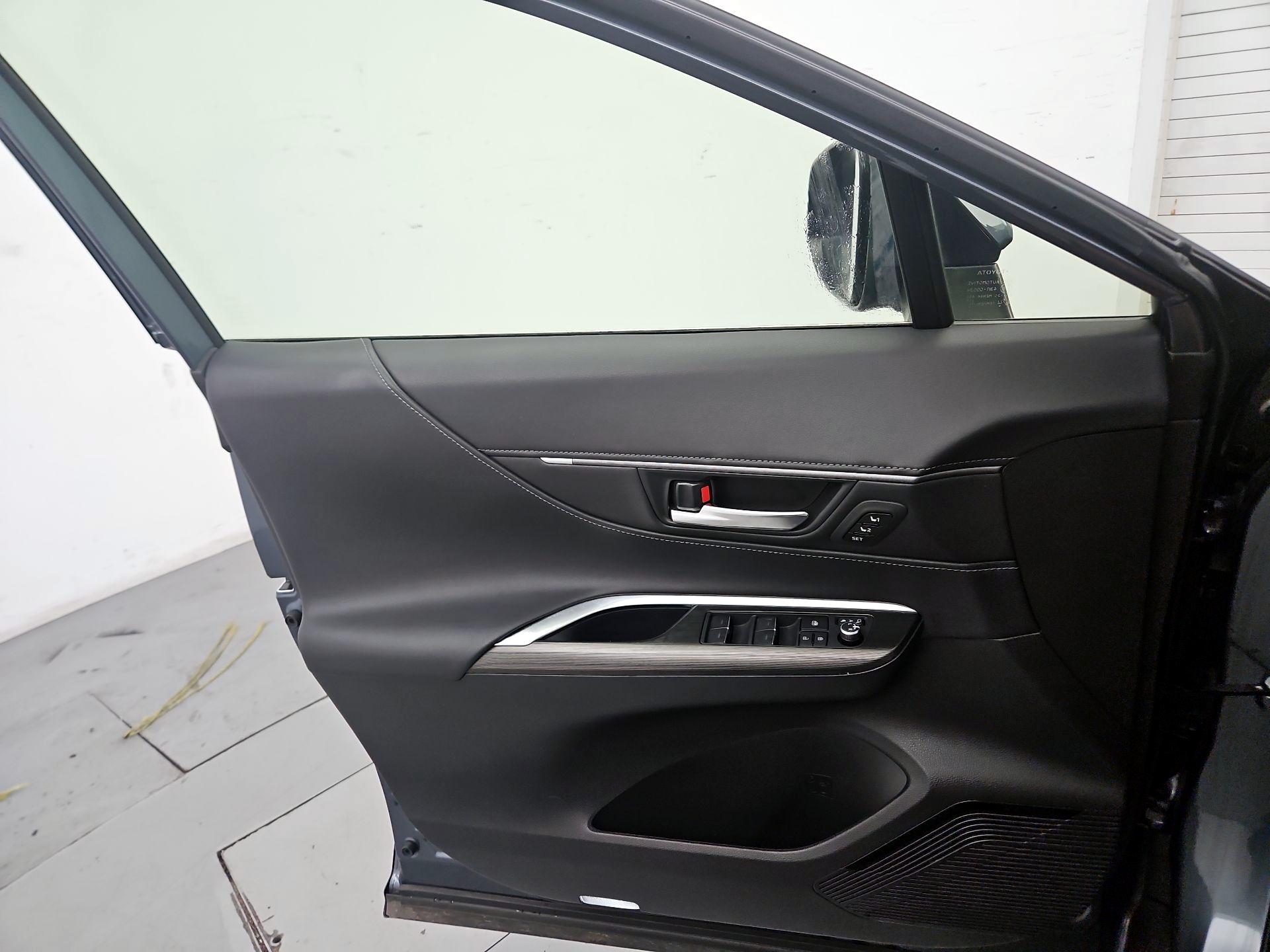 Thumbnail: 2022 Toyota Venza - 12