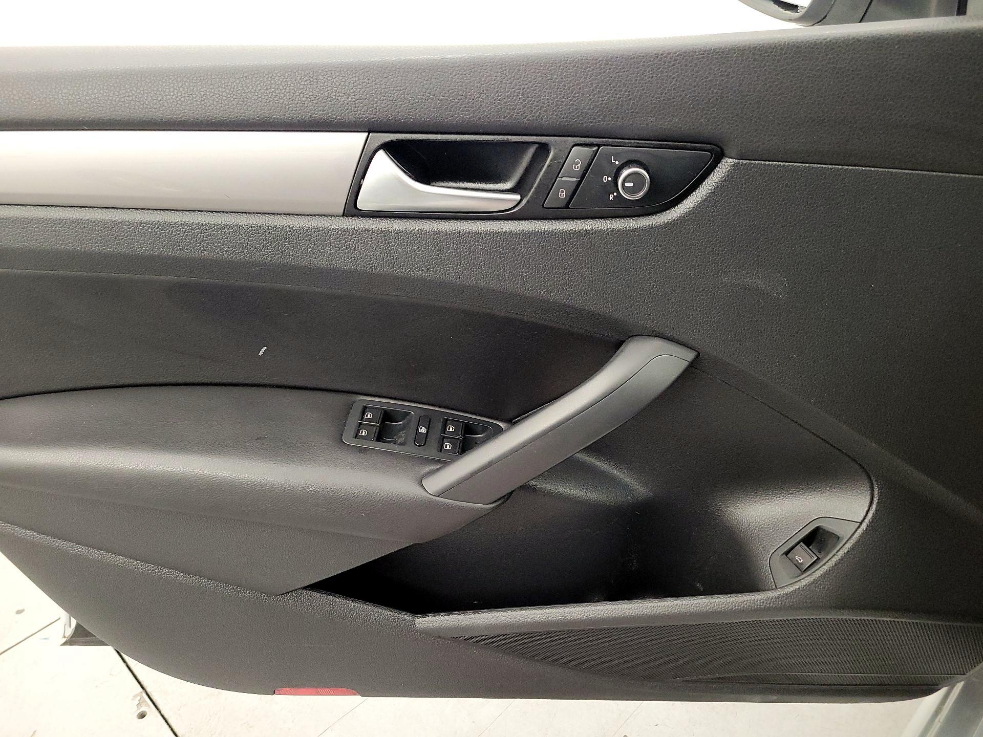 Thumbnail: 2015 Volkswagen Passat - 12