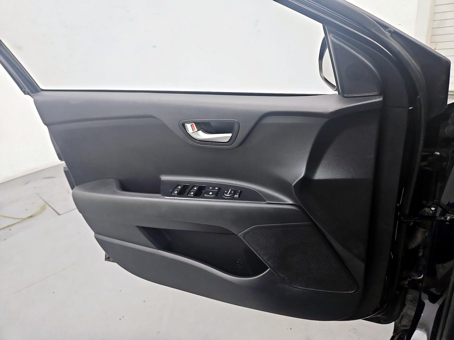 Thumbnail: 2019 Kia Rio - 12