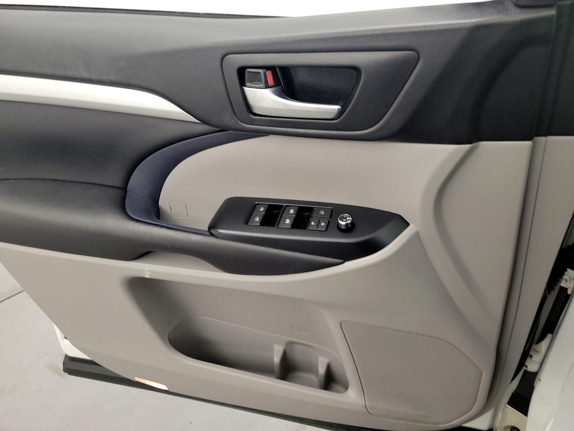 Thumbnail: 2018 Toyota Highlander - 12