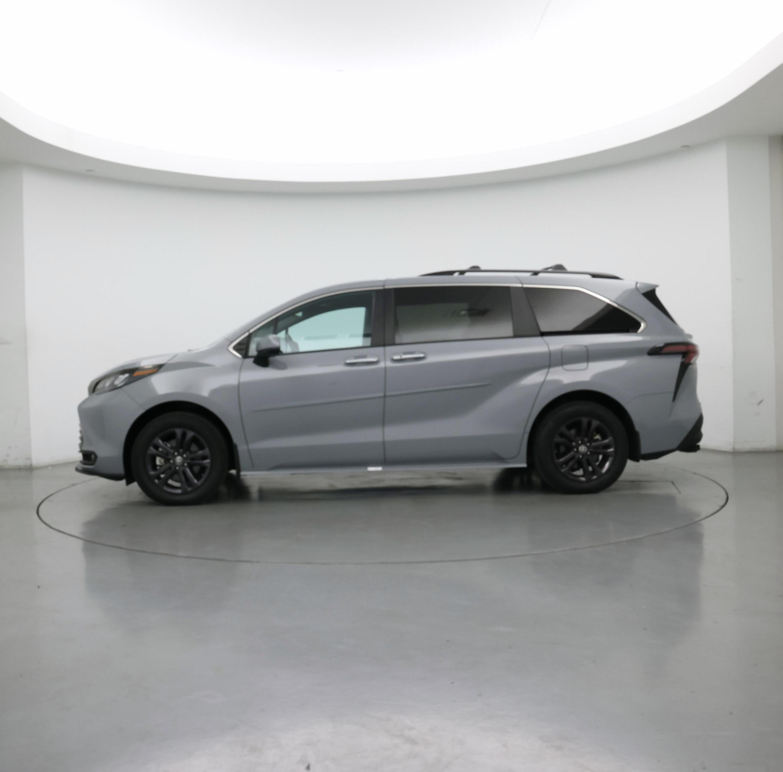 Thumbnail: 2024 Toyota Sienna - 3