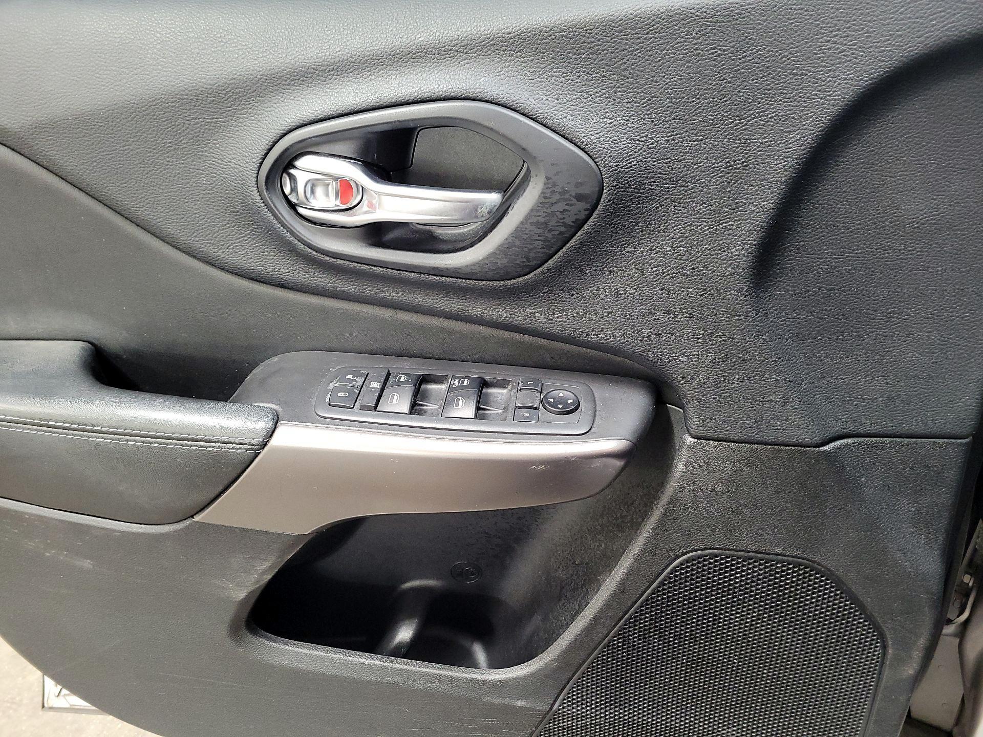 Thumbnail: 2019 Jeep Cherokee - 12