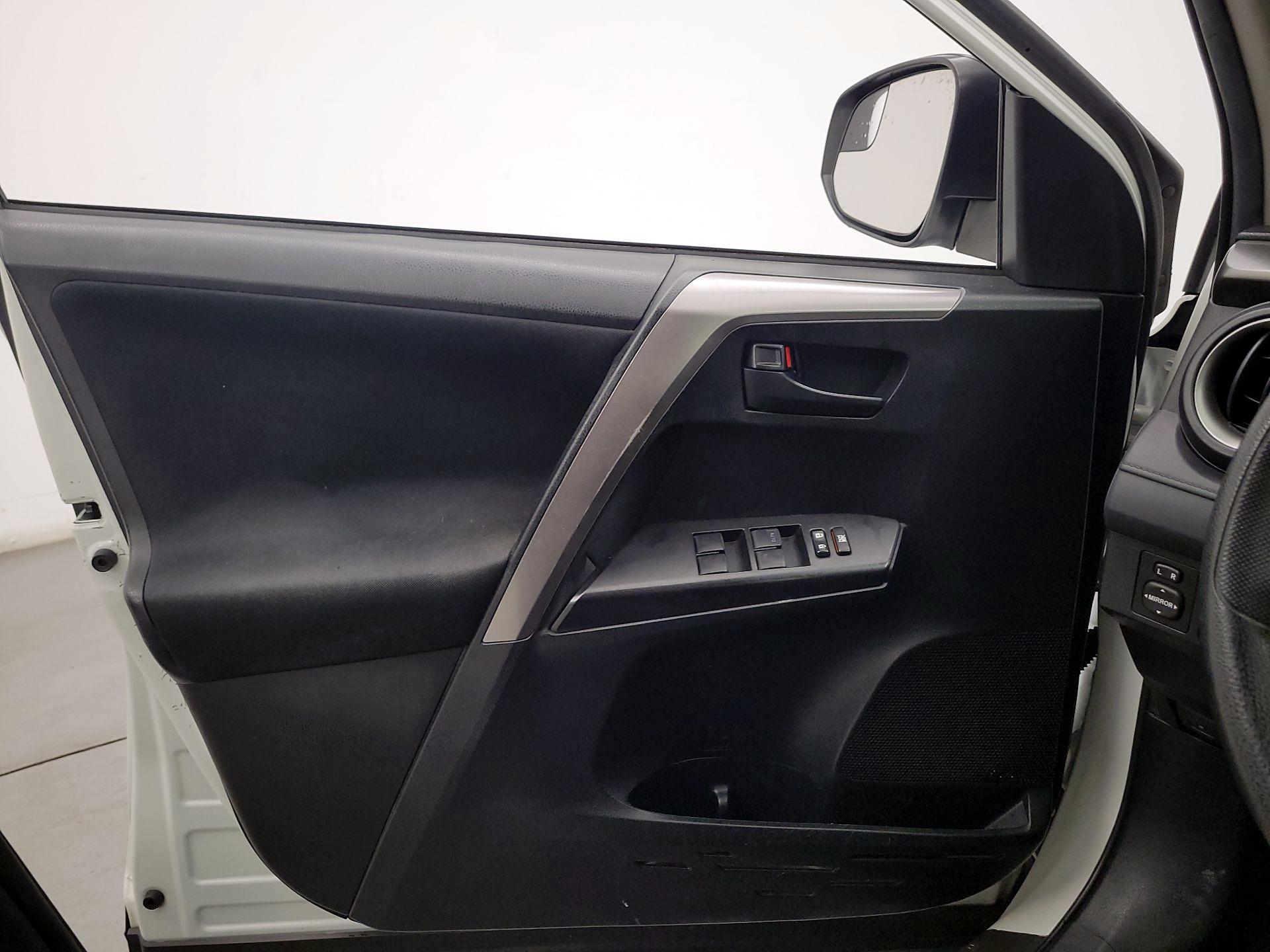 Thumbnail: 2016 Toyota RAV4 - 12