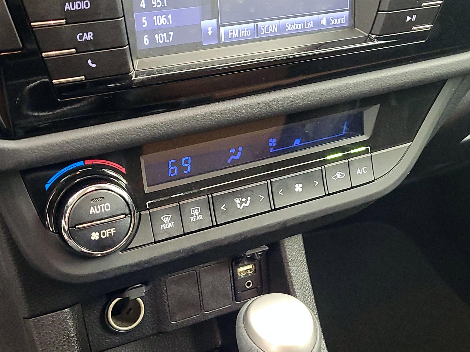 Thumbnail: 2015 Toyota Corolla - 16