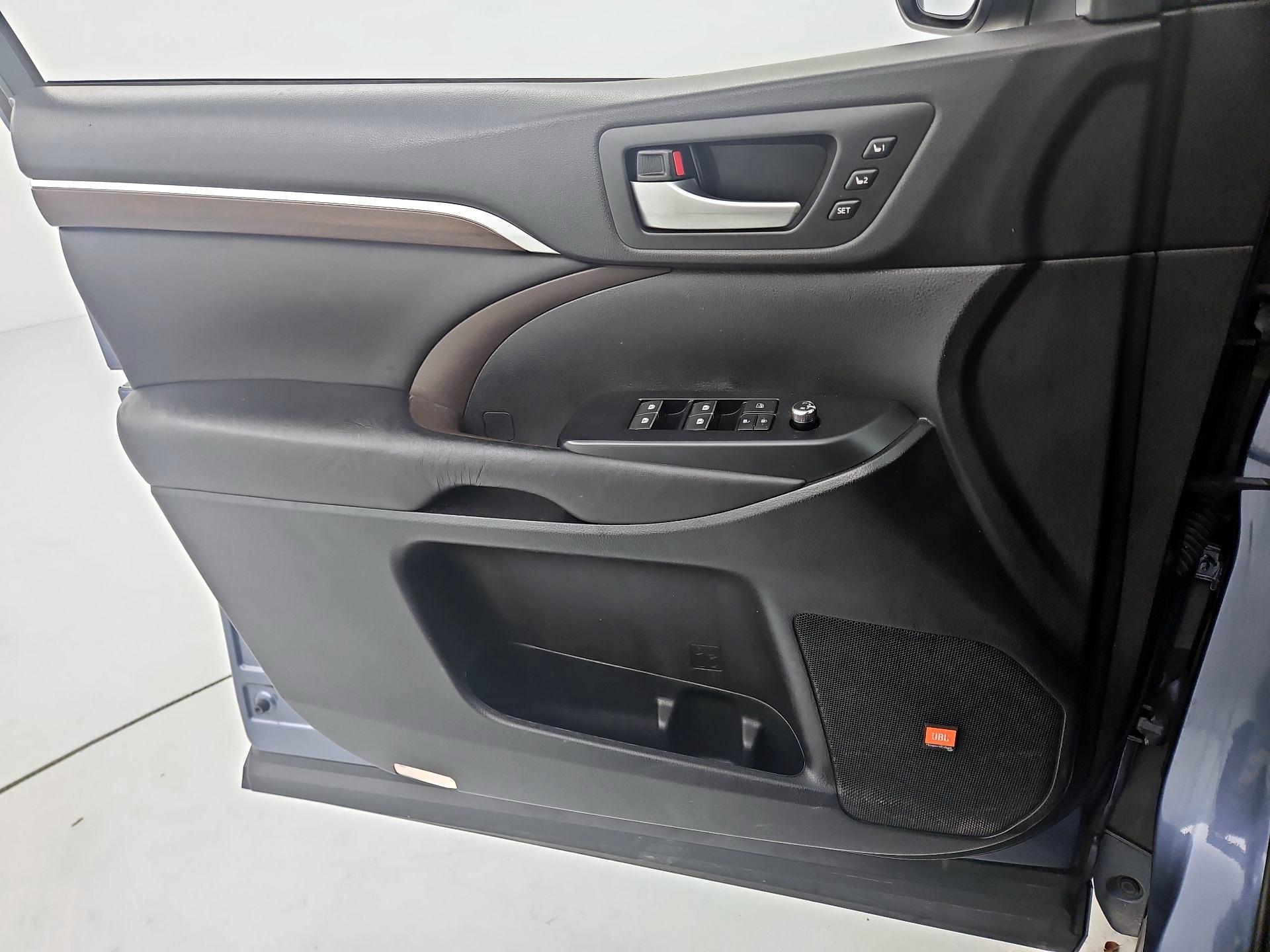 Thumbnail: 2016 Toyota Highlander - 12