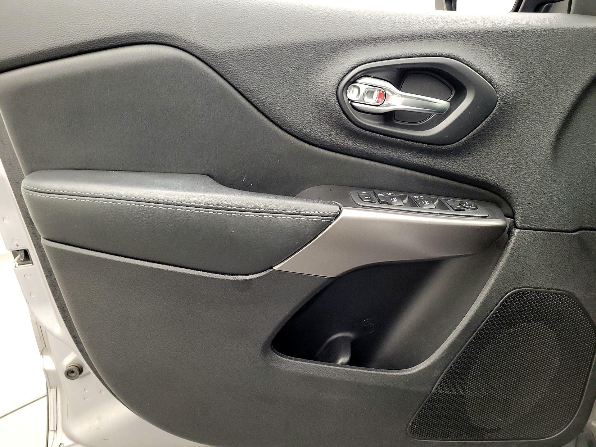 Thumbnail: 2020 Jeep Cherokee - 12