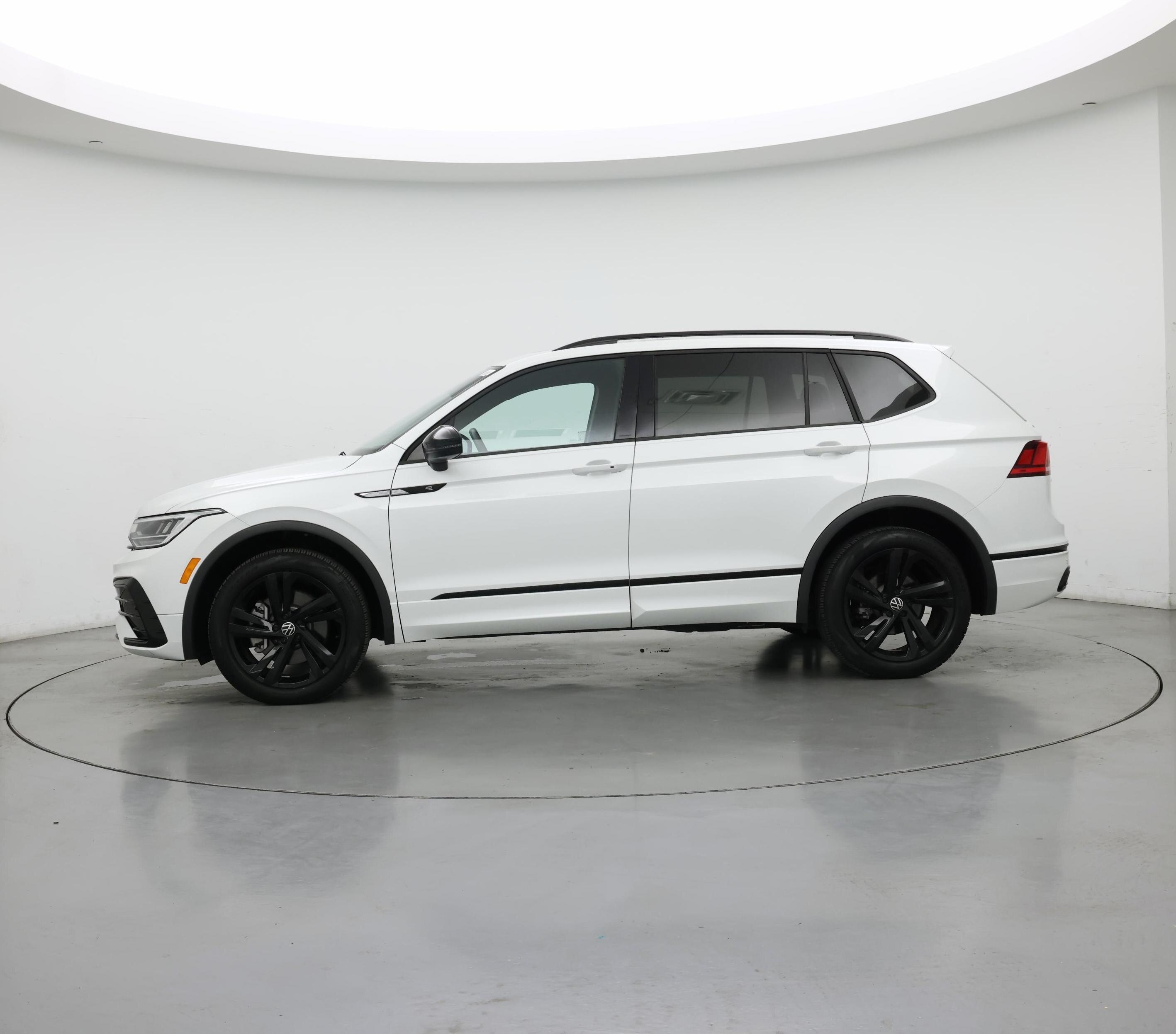 Thumbnail: 2024 Volkswagen Tiguan - 3