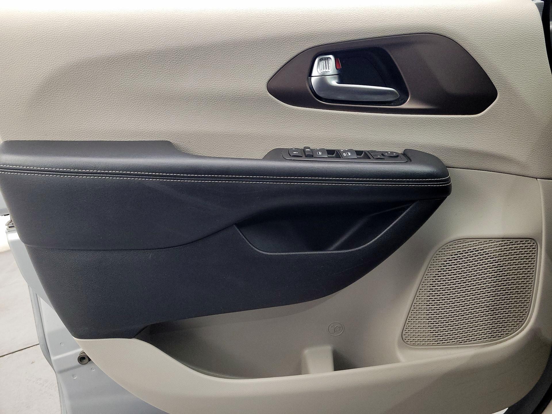 Thumbnail: 2023 Chrysler Voyager - 12