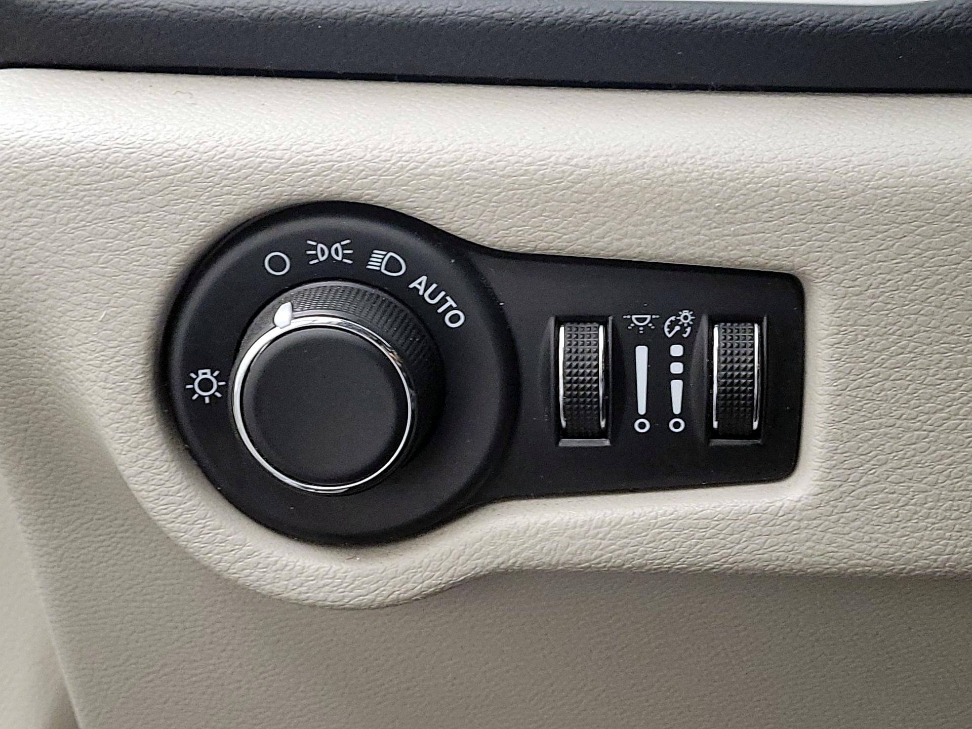 Thumbnail: 2023 Chrysler Voyager - 13