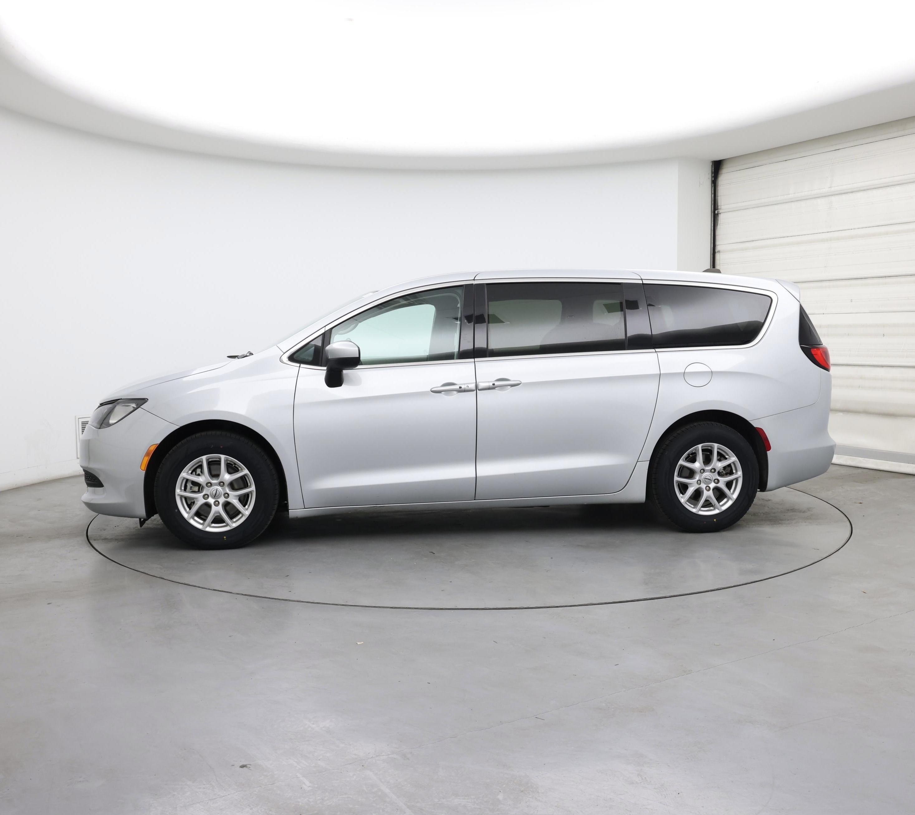 Thumbnail: 2023 Chrysler Voyager - 3