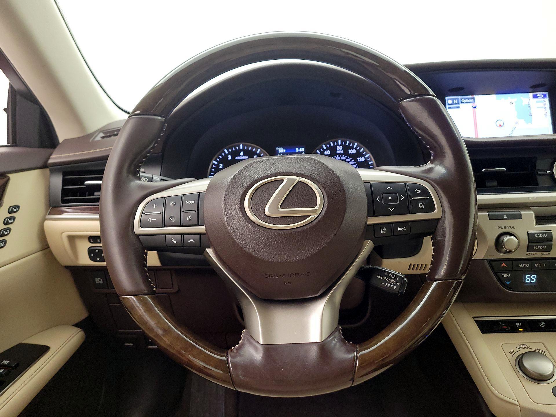 Thumbnail: 2016 Lexus ES - 10