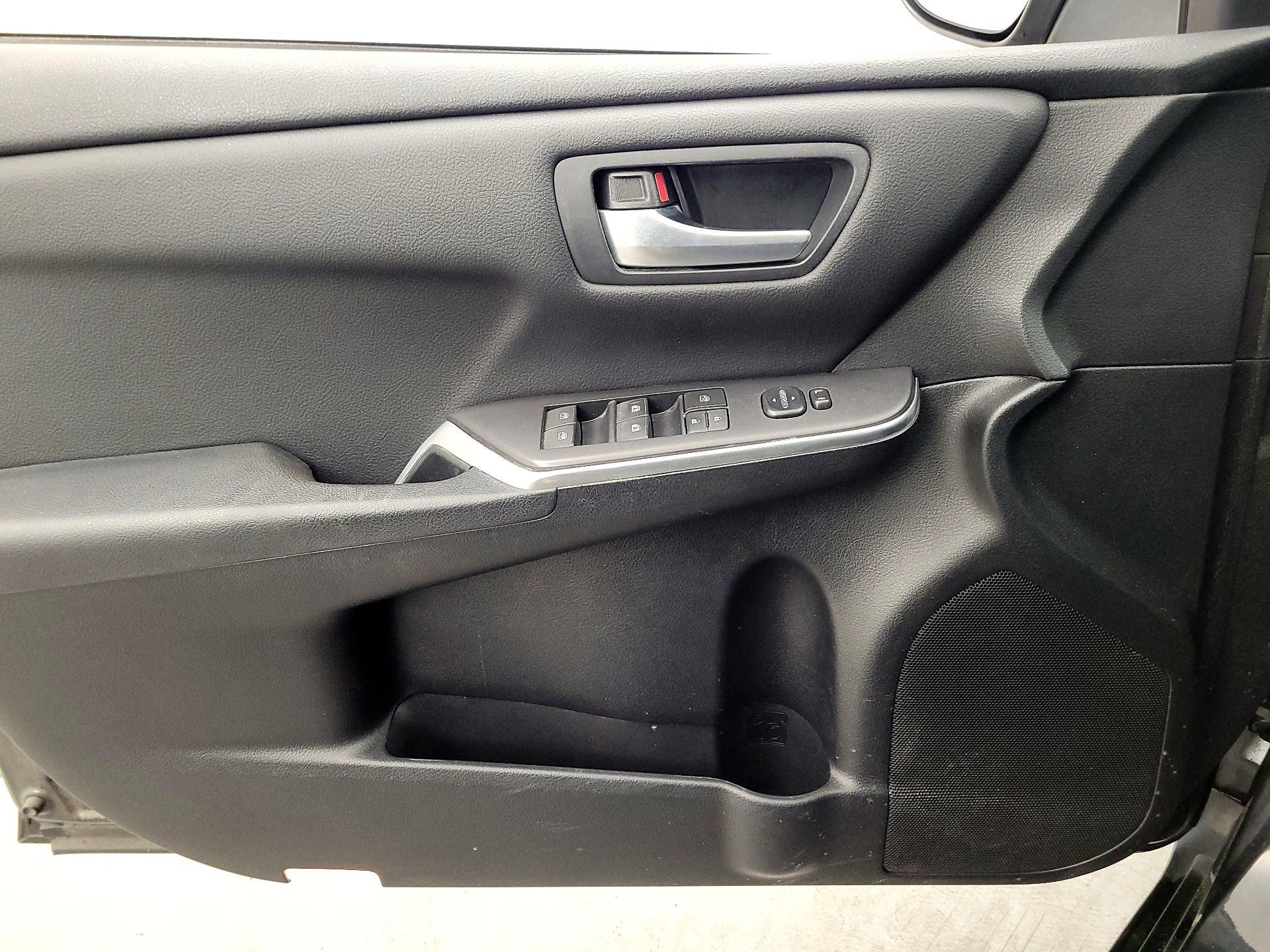 Thumbnail: 2016 Toyota Camry - 12