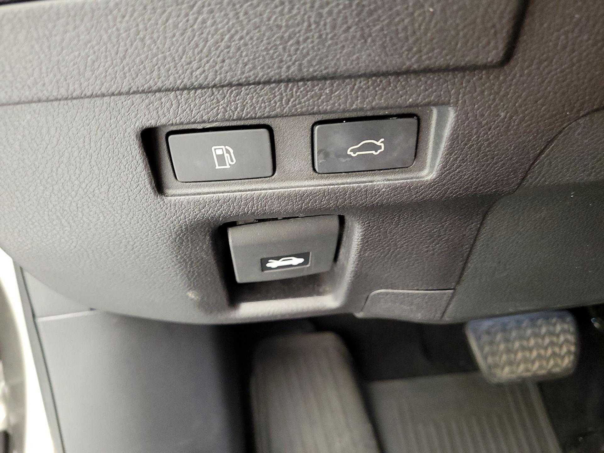 Thumbnail: 2019 Lexus ES - 13