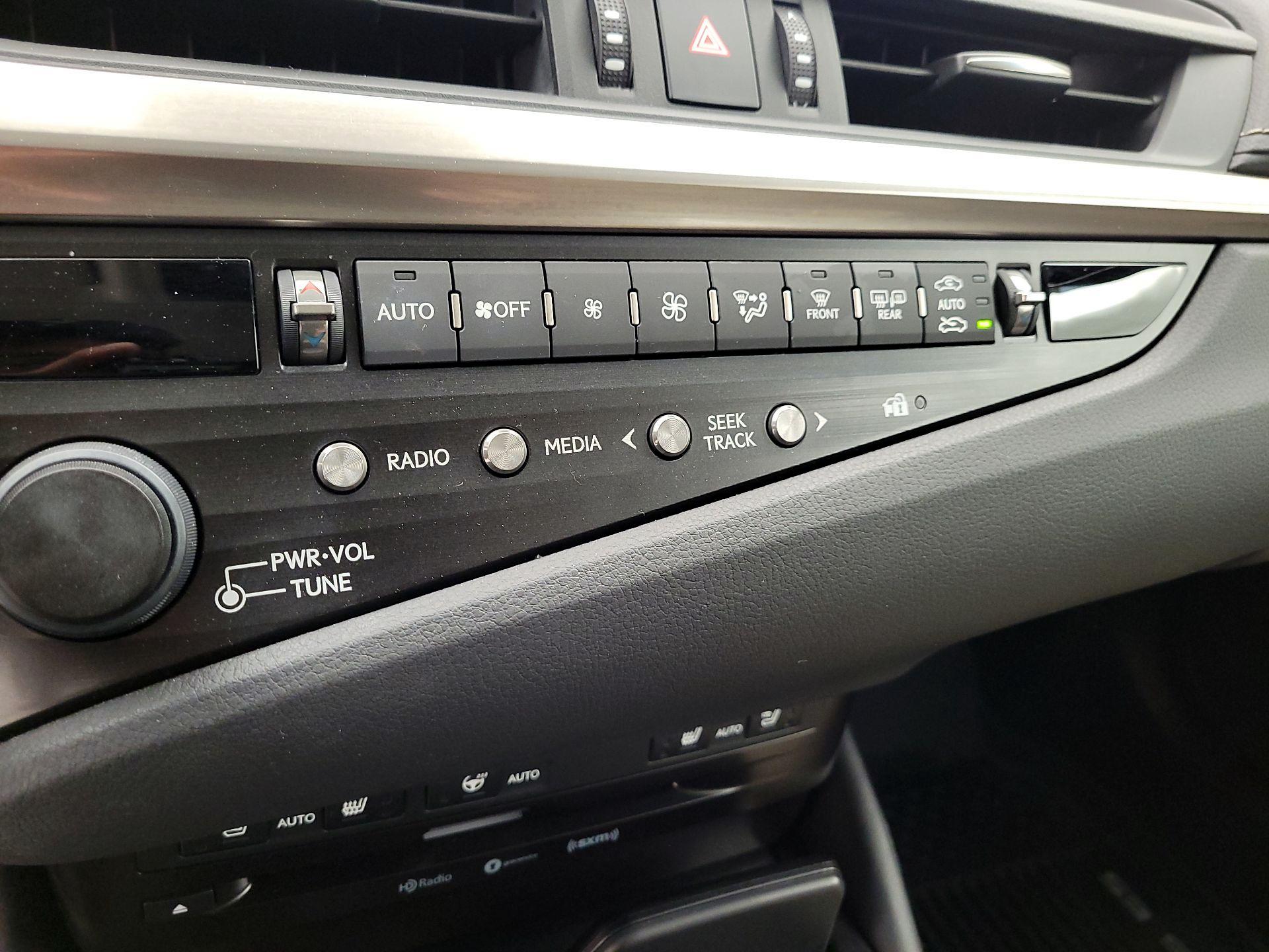 Thumbnail: 2019 Lexus ES - 16