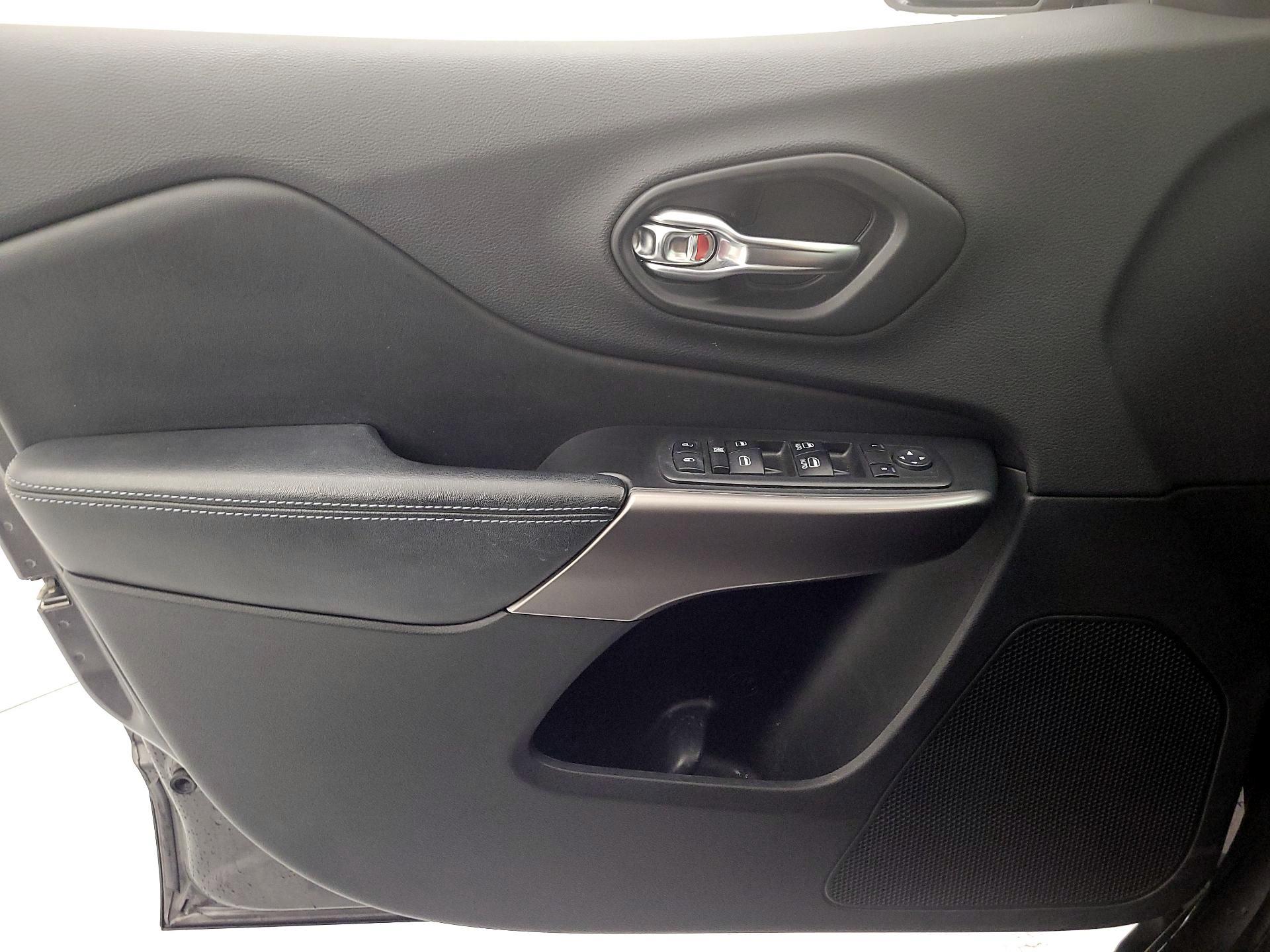 Thumbnail: 2019 Jeep Cherokee - 12