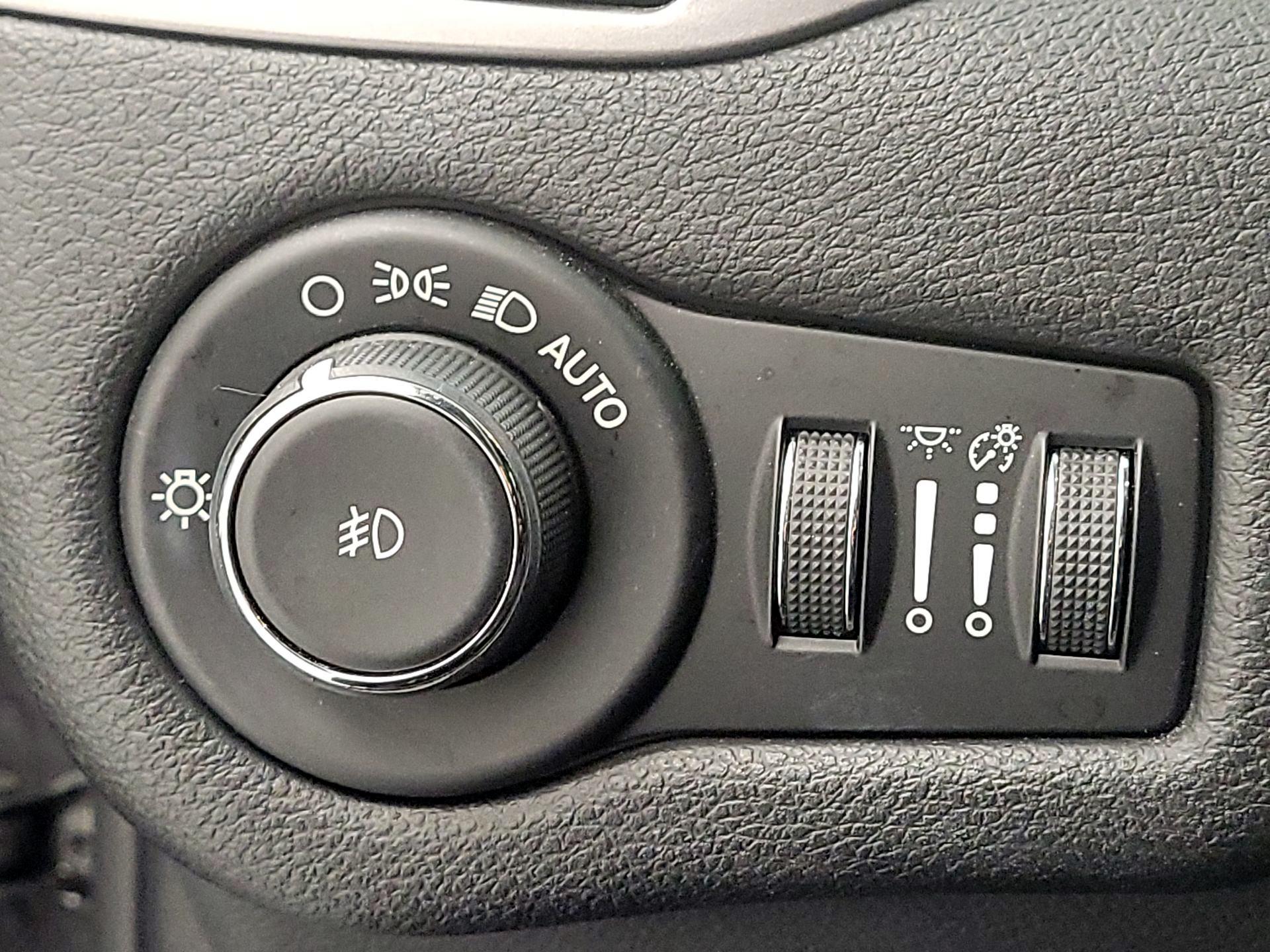 Thumbnail: 2019 Jeep Cherokee - 13