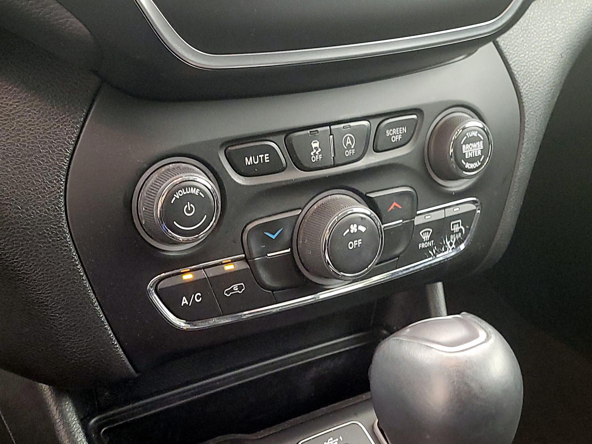 Thumbnail: 2019 Jeep Cherokee - 16