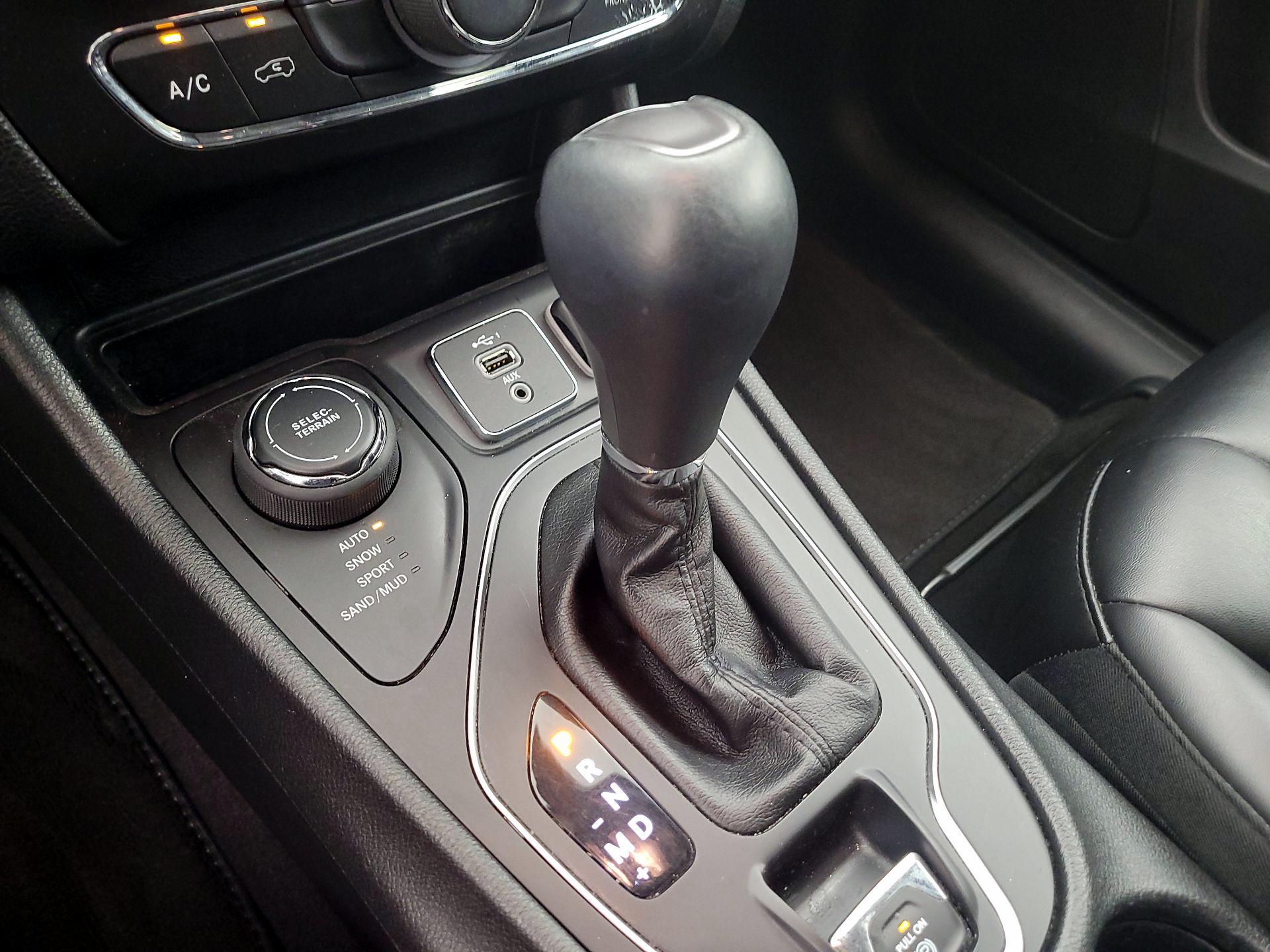 Thumbnail: 2019 Jeep Cherokee - 17