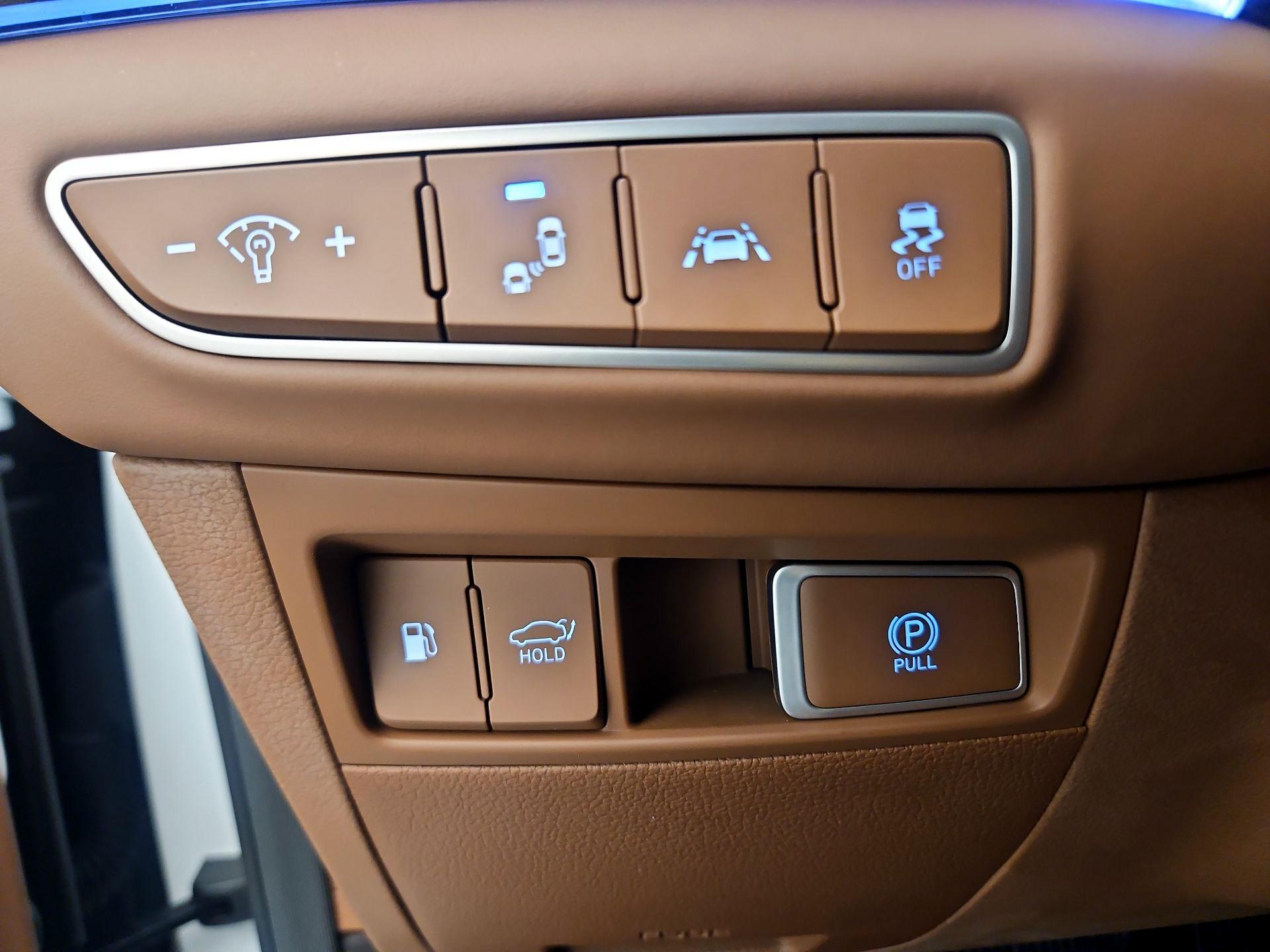 Thumbnail: 2022 Genesis G90 - 13