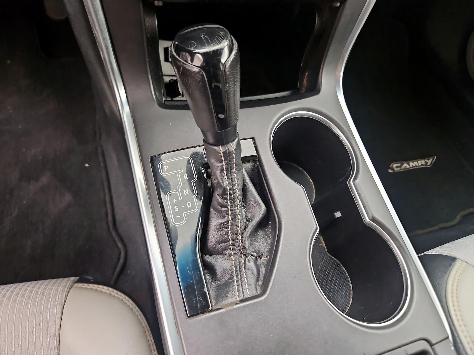 2017 Toyota Camry SE - Photo 18