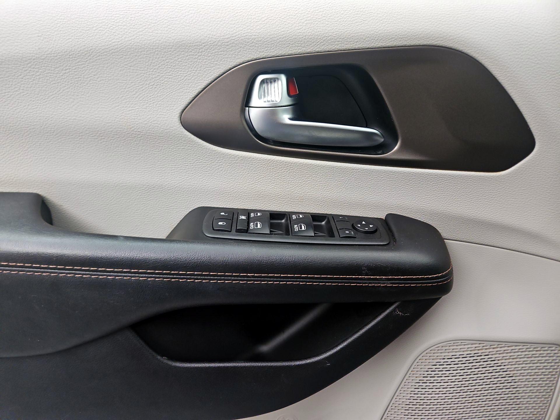 Thumbnail: 2018 Chrysler Pacifica - 12