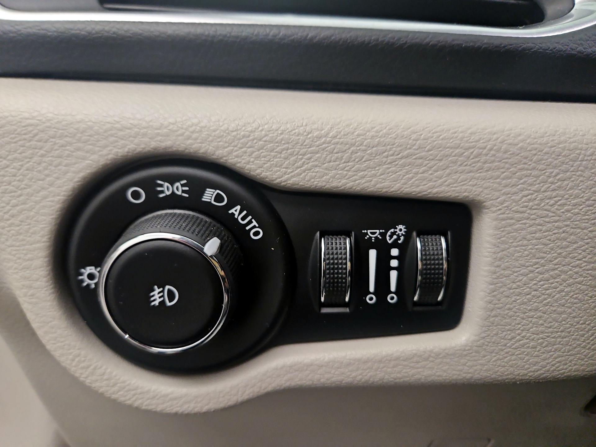 Thumbnail: 2018 Chrysler Pacifica - 13