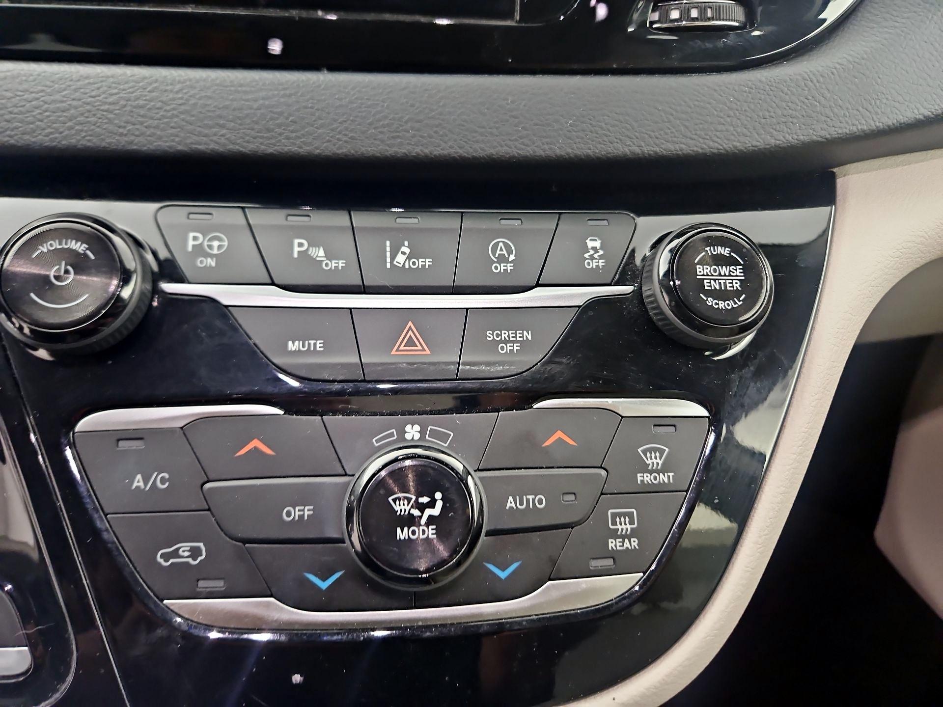 Thumbnail: 2018 Chrysler Pacifica - 16