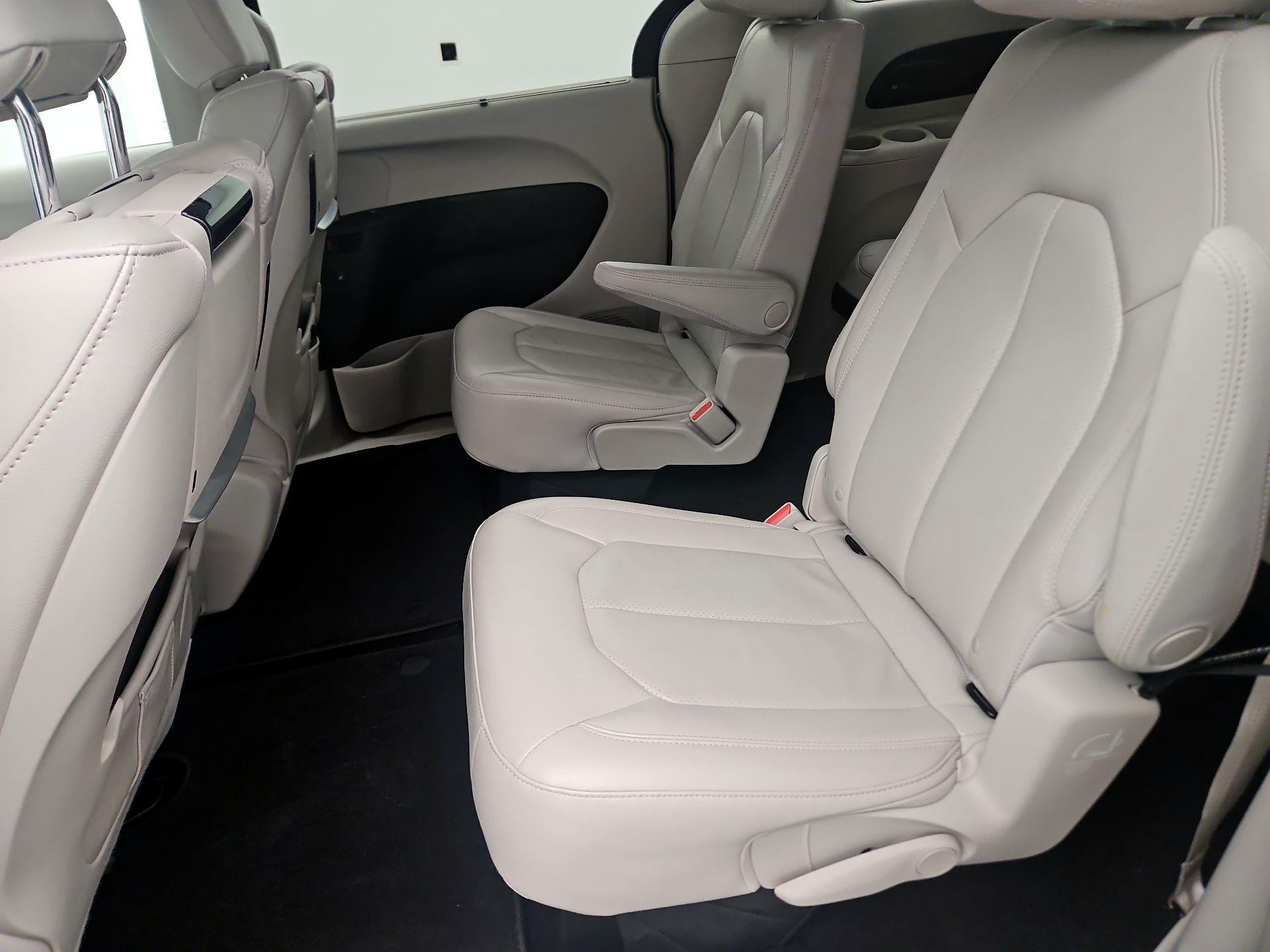 Thumbnail: 2018 Chrysler Pacifica - 18