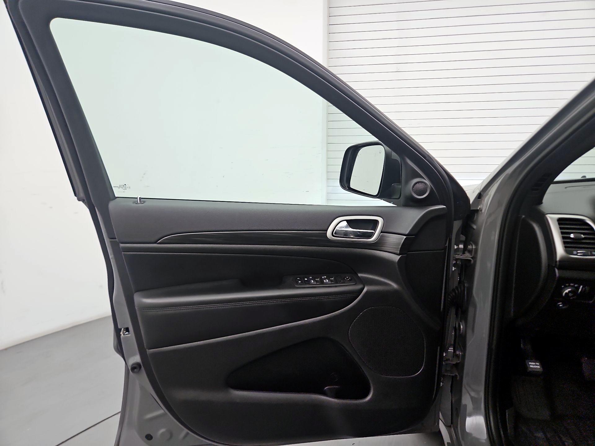 Thumbnail: 2022 Jeep Grand Cherokee - 12