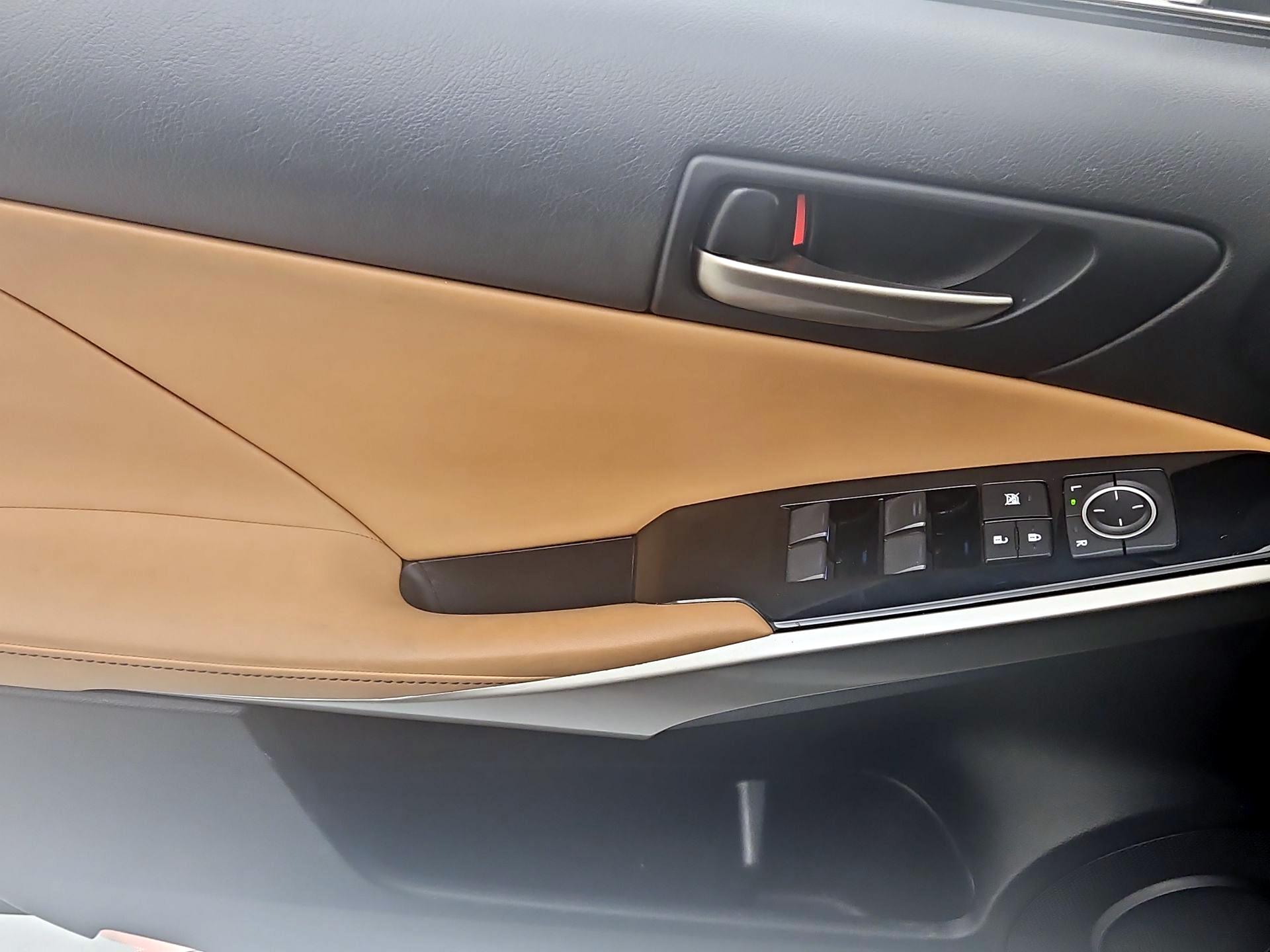 Thumbnail: 2019 Lexus IS - 12