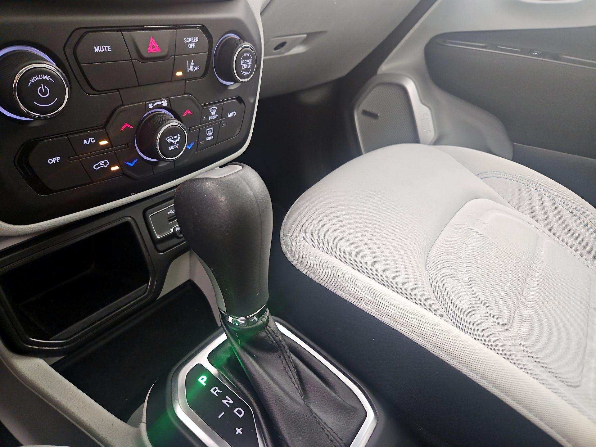 Thumbnail: 2021 Jeep Renegade - 15