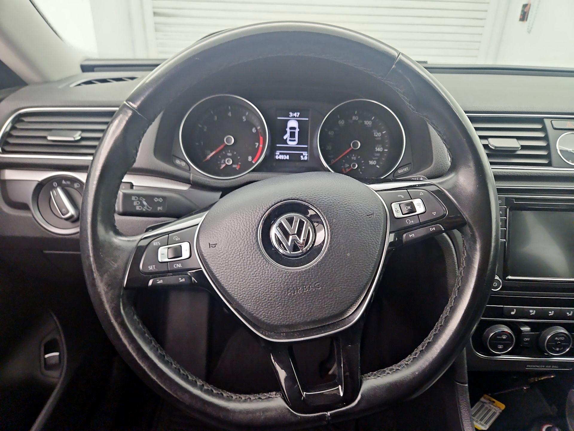 Thumbnail: 2017 Volkswagen Passat - 10