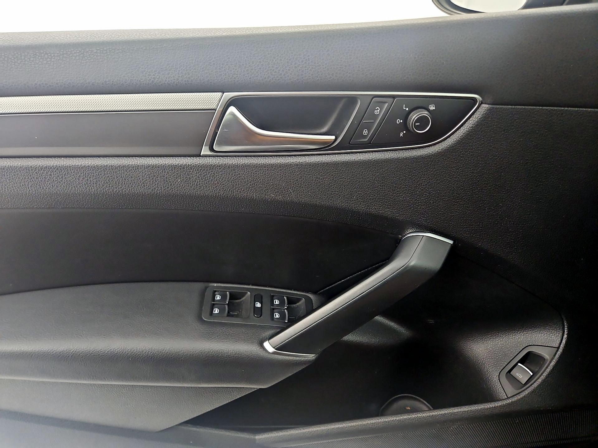 Thumbnail: 2017 Volkswagen Passat - 12