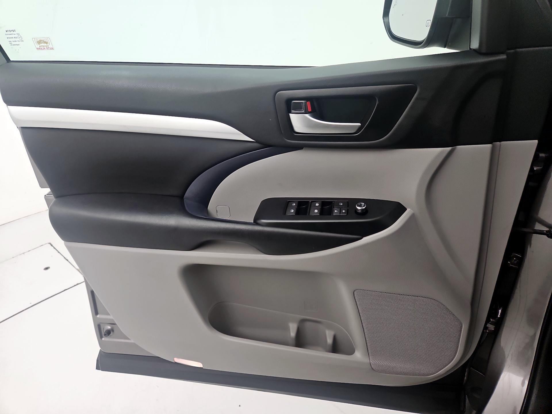 Thumbnail: 2019 Toyota Highlander - 12