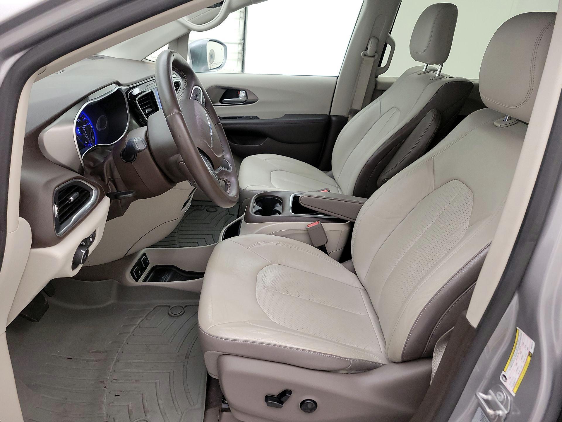 Thumbnail: 2017 Chrysler Pacifica - 11