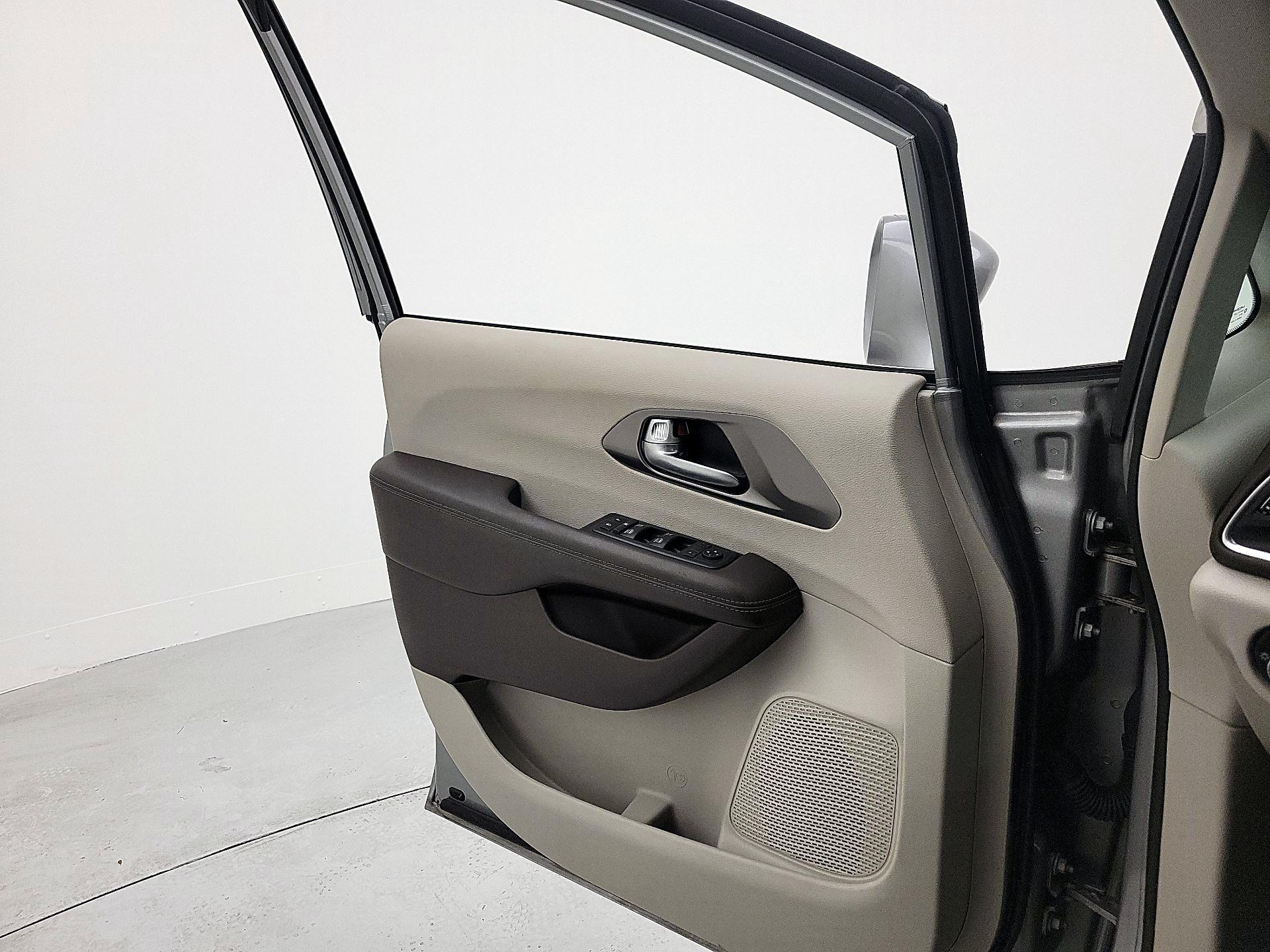 Thumbnail: 2017 Chrysler Pacifica - 12