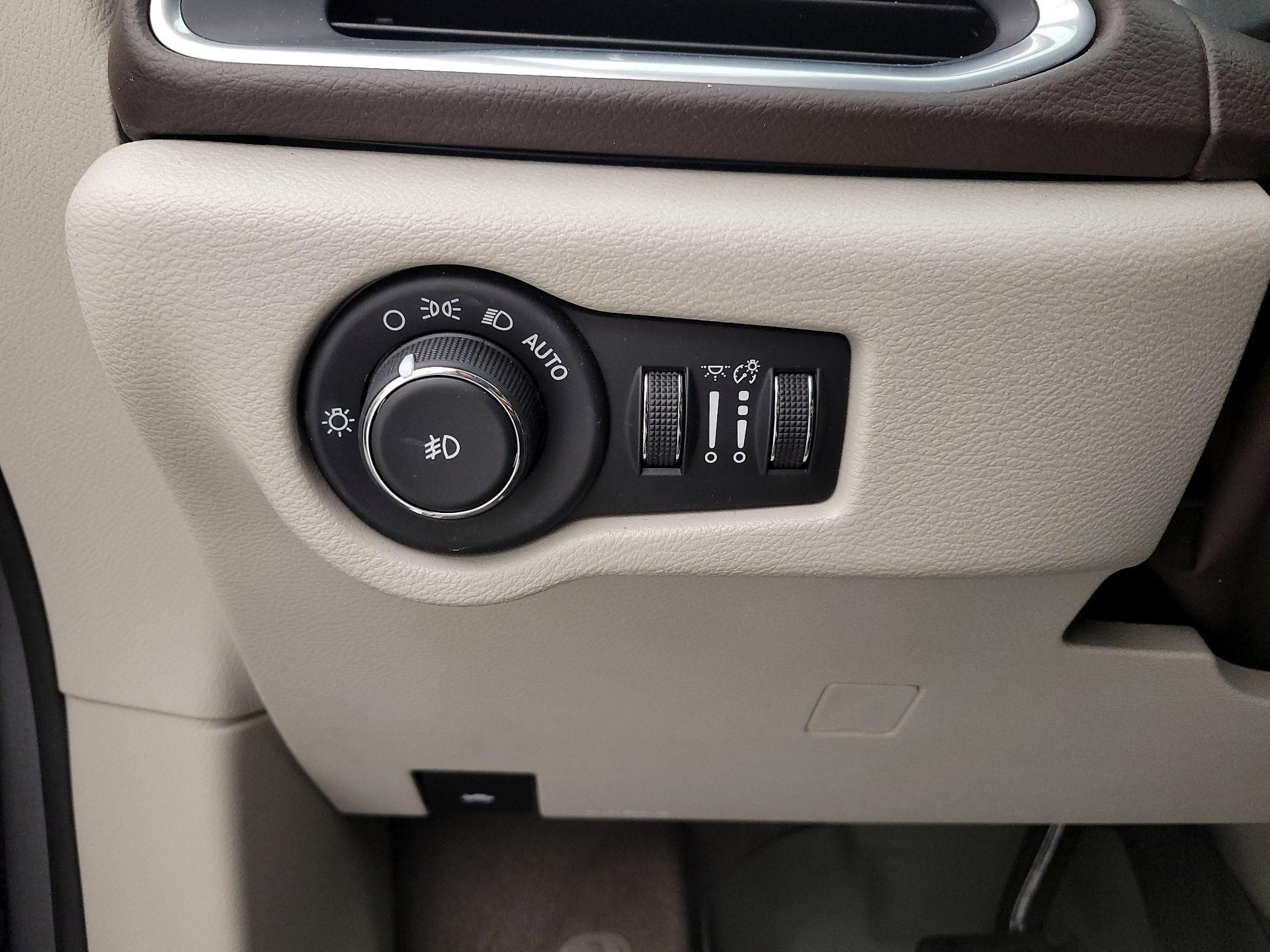 Thumbnail: 2017 Chrysler Pacifica - 13