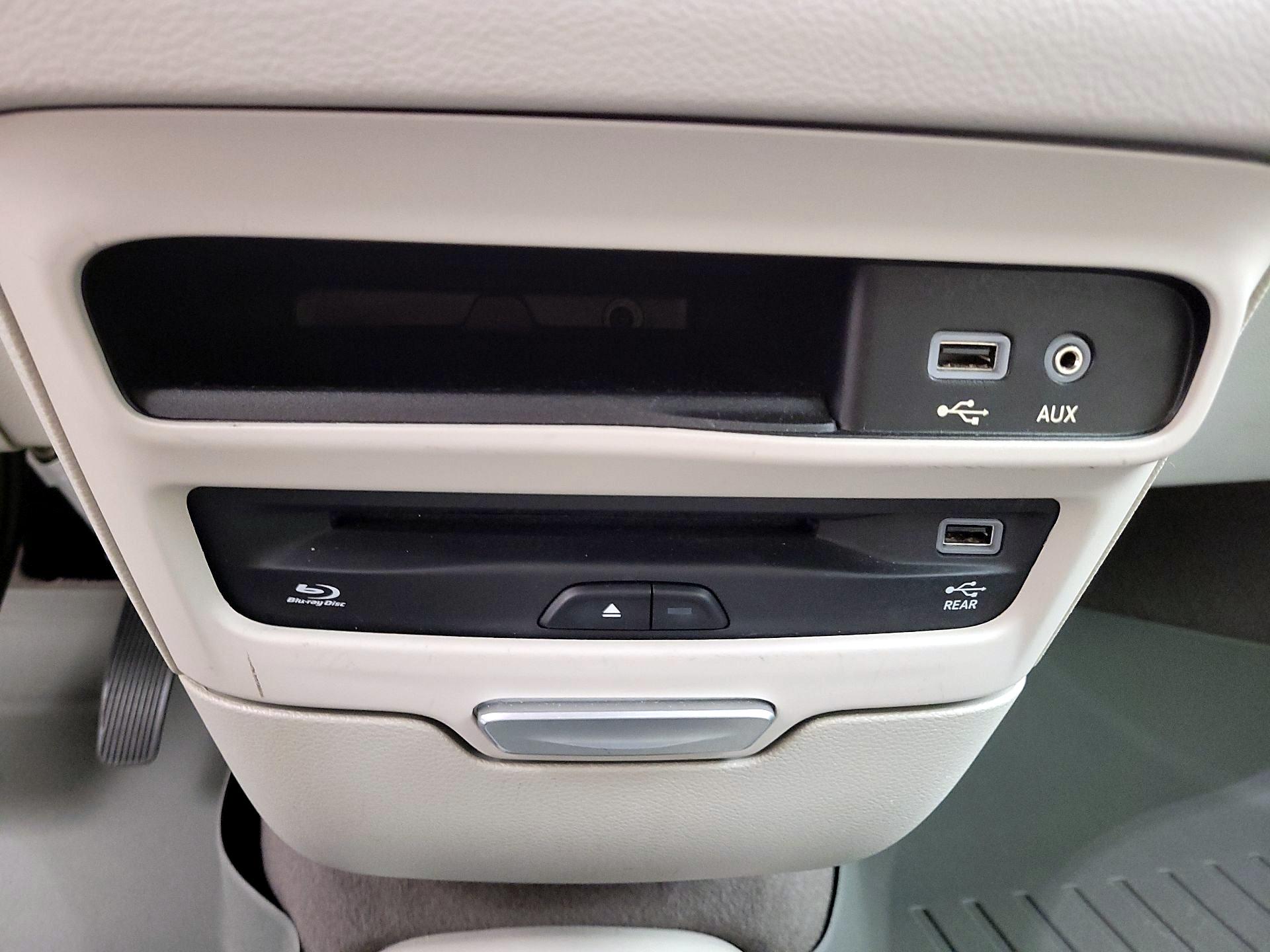 Thumbnail: 2017 Chrysler Pacifica - 18