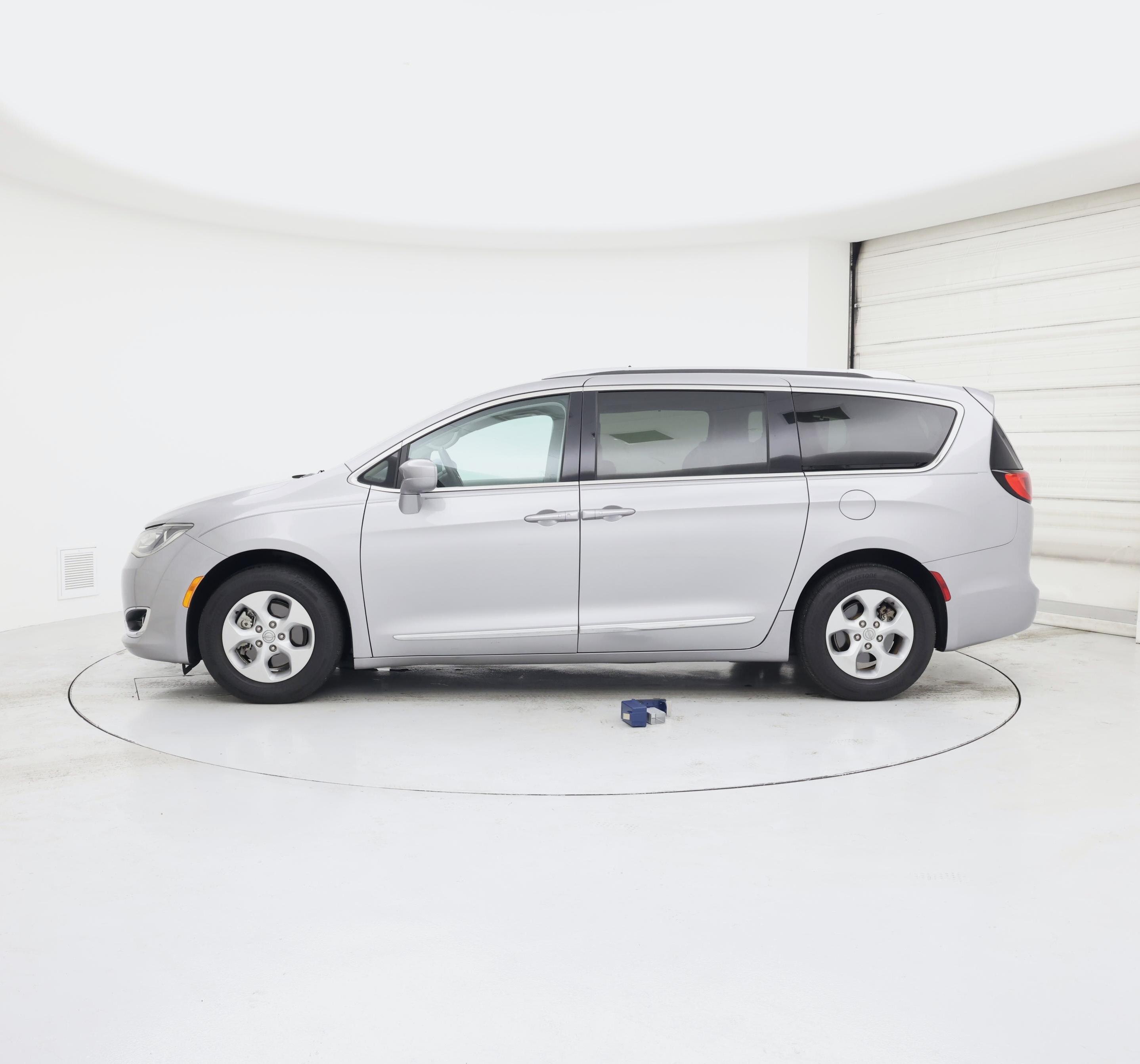 Thumbnail: 2017 Chrysler Pacifica - 3